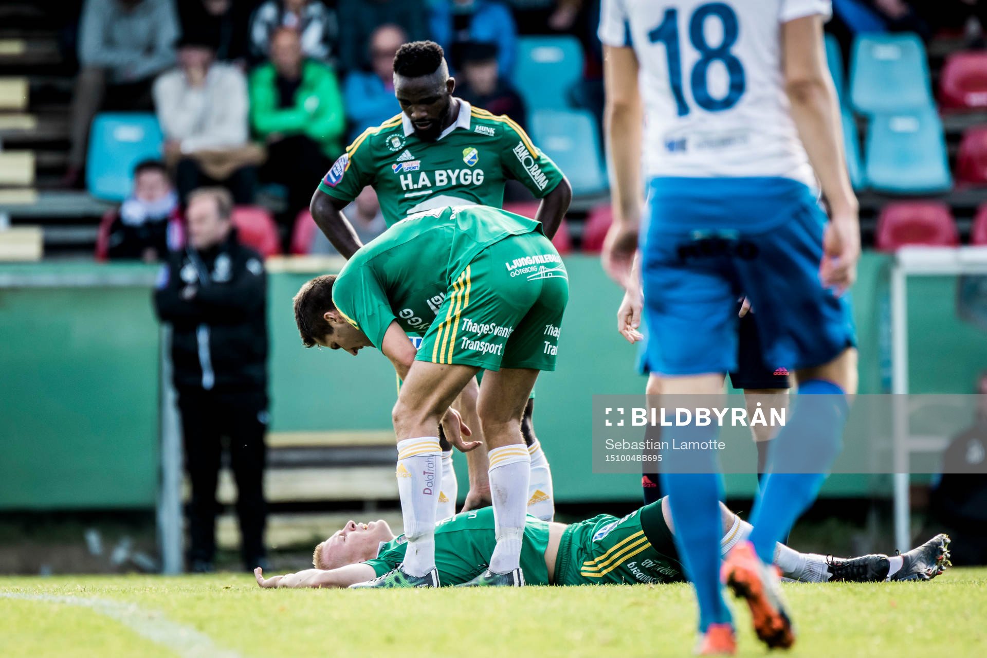 Ljungskiles Petter Björlund ligger skadad på planen