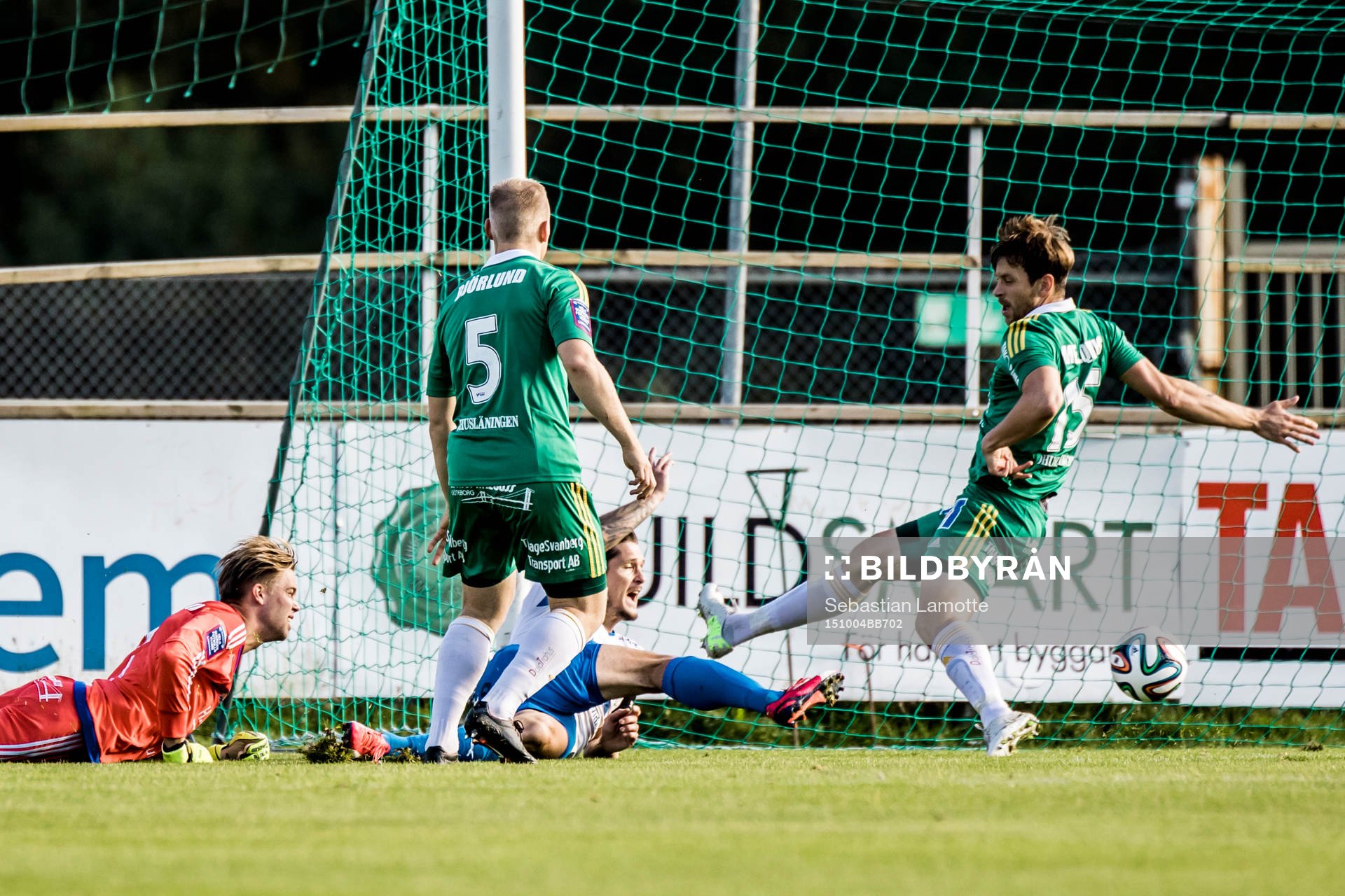 Målchans för Värnamo framför Ljungskiles målvakt Jonathan Johansson under fotbollsmatchen i Superettan mellan Ljungskile och Värnamo den 4 oktober 2015 i Ljungskile.