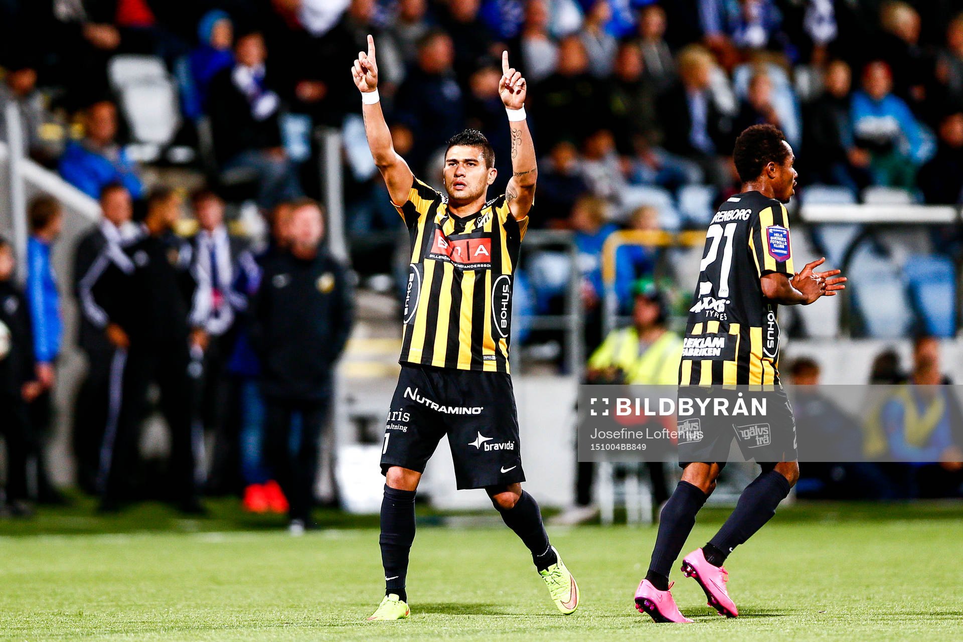 Häckens Nasiru Mohammed och Paulo de Oliveira jublar