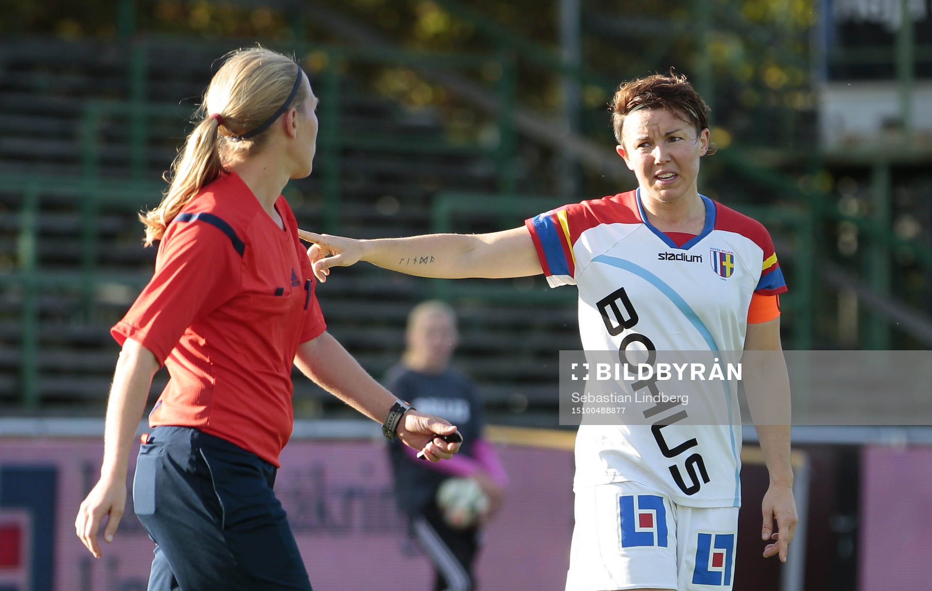 Hovås Billdals Linda Nöjd pratar med domaren under damfotbollsmatchen mellan Sirius och Hovås Billdal den 4 oktober 2015 i Uppsala.