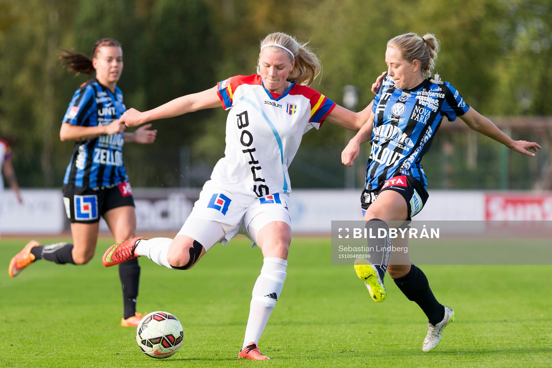 Hovås Billdals Sarah Fredborg i mitten under damfotbollsmatchen mellan Sirius och Hovås Billdal den 4 oktober 2015 i Uppsala.