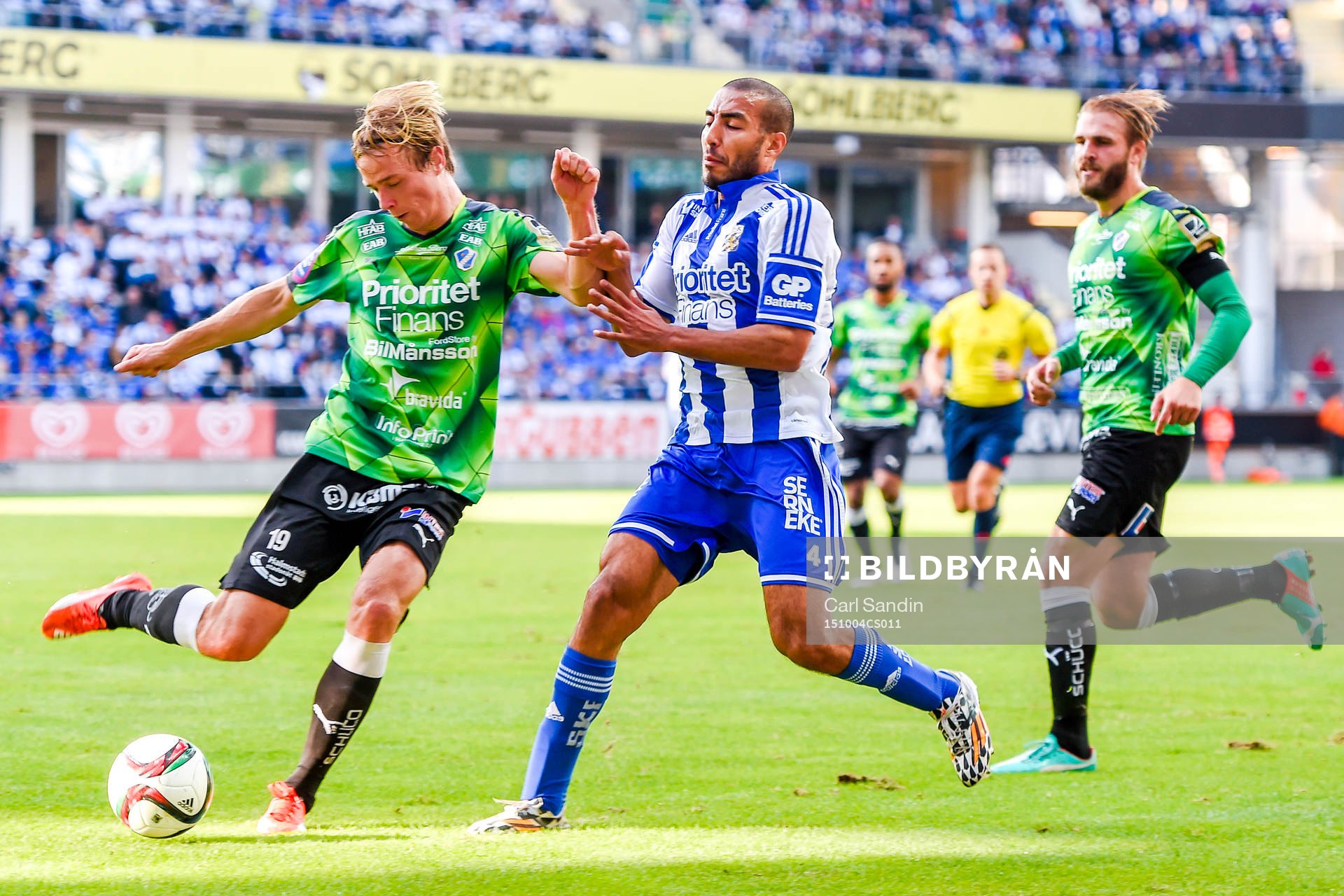 IFK Göteborgs Haitam Aleesami i en duell med Halmstads