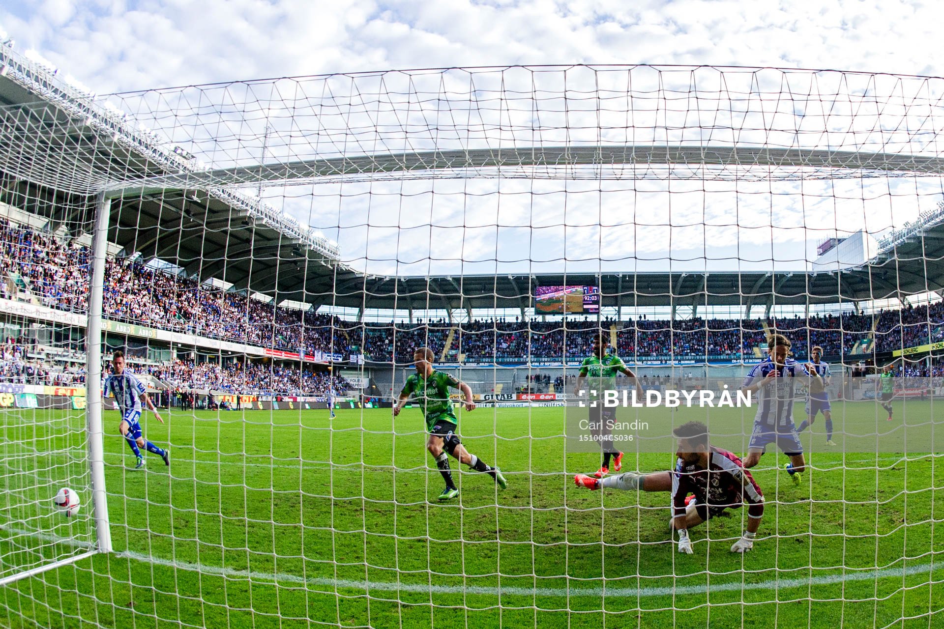 IFK Göteborgs Tom Pettersson har målchans men bollen