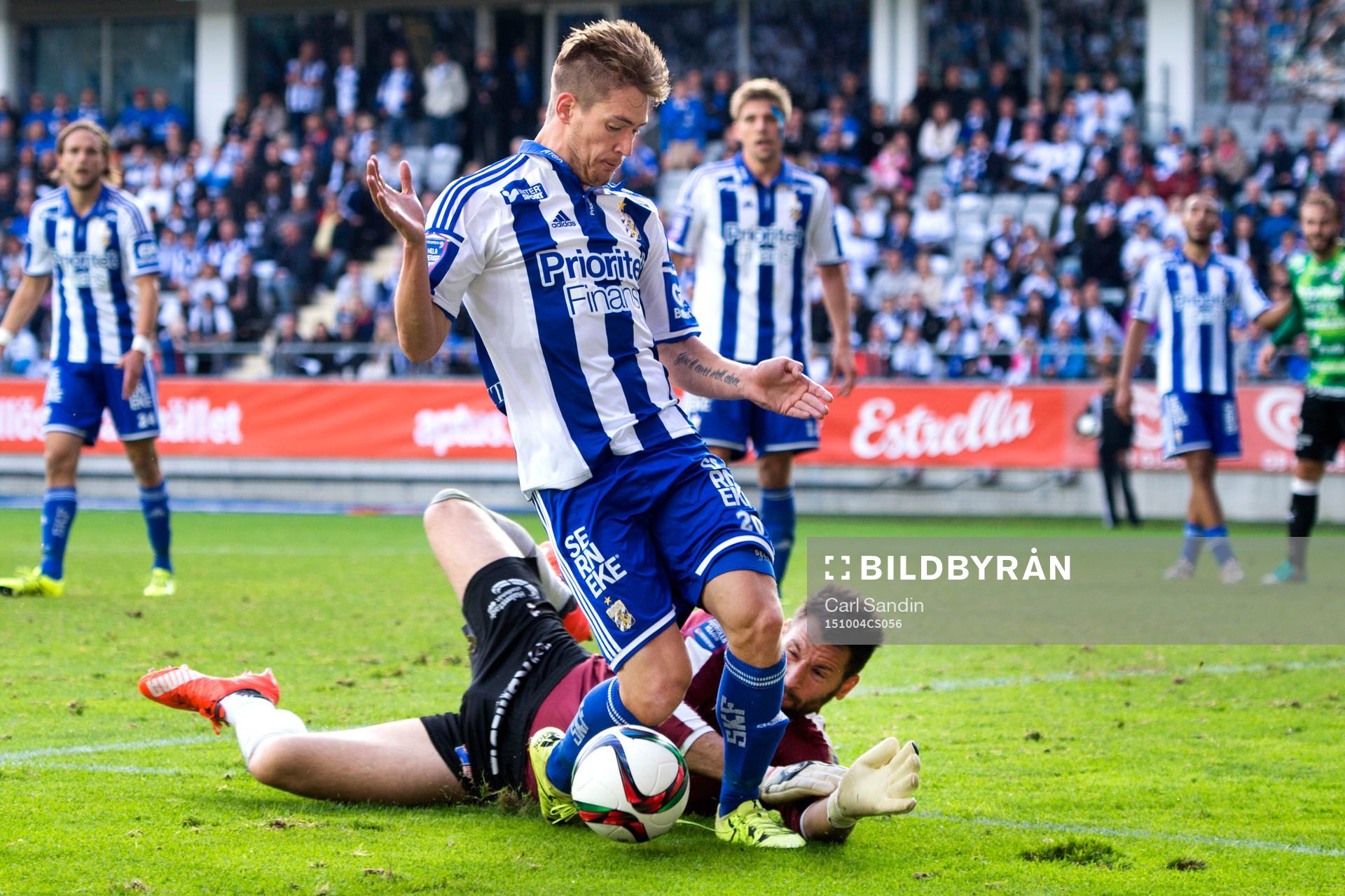 IFK Göteborgs Victor Sköld faller framför Halmstads