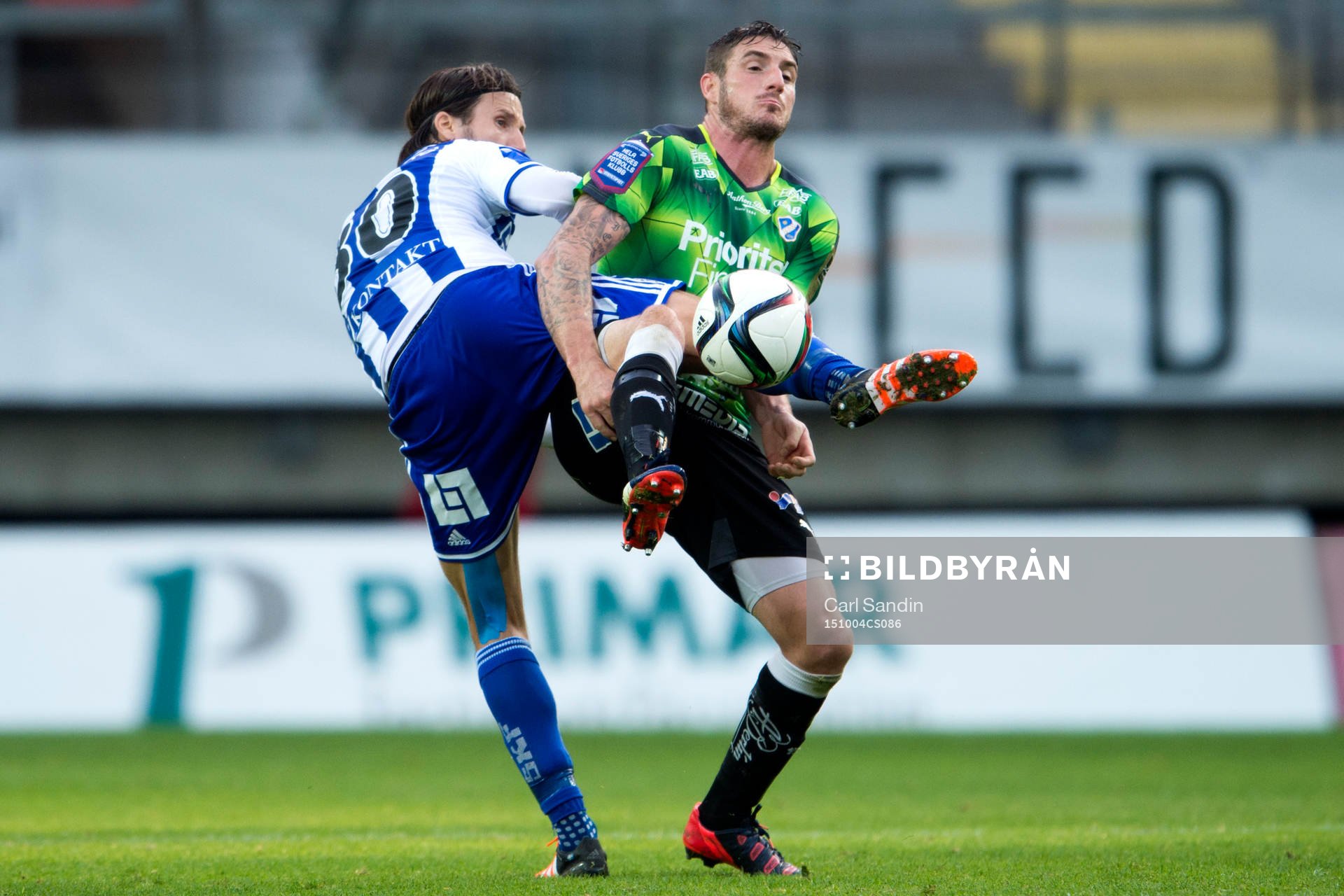 IFK Göteborgs Mattias Bjärsmyr i närkamp med James Keene under fotbollsmatchen i Allsvenskan mellan IFK Göteborg och Halmstad den 4 oktober 2015 i Göteborg.