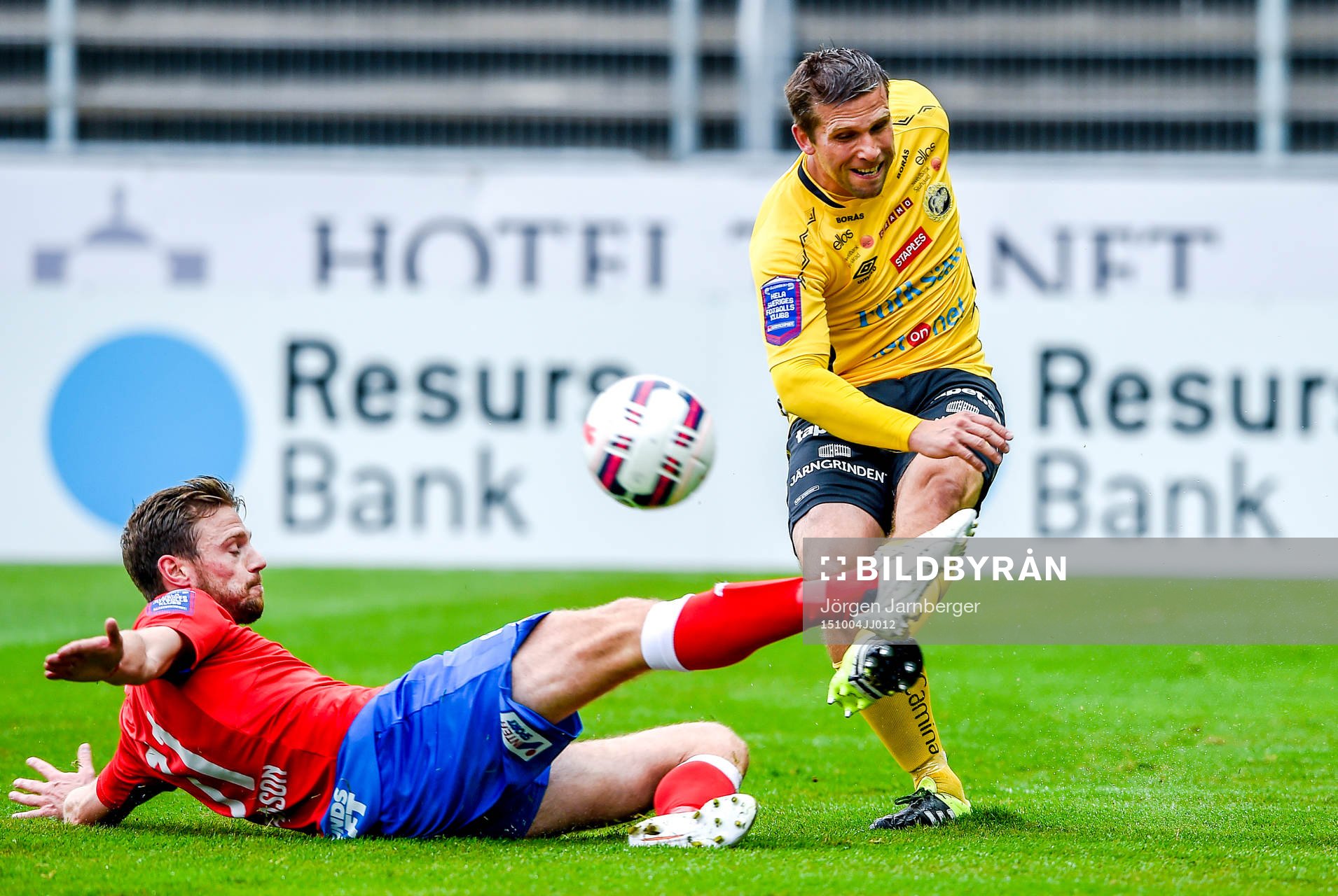 Helsingborgs Arnór Smárason försöker bryta skott från