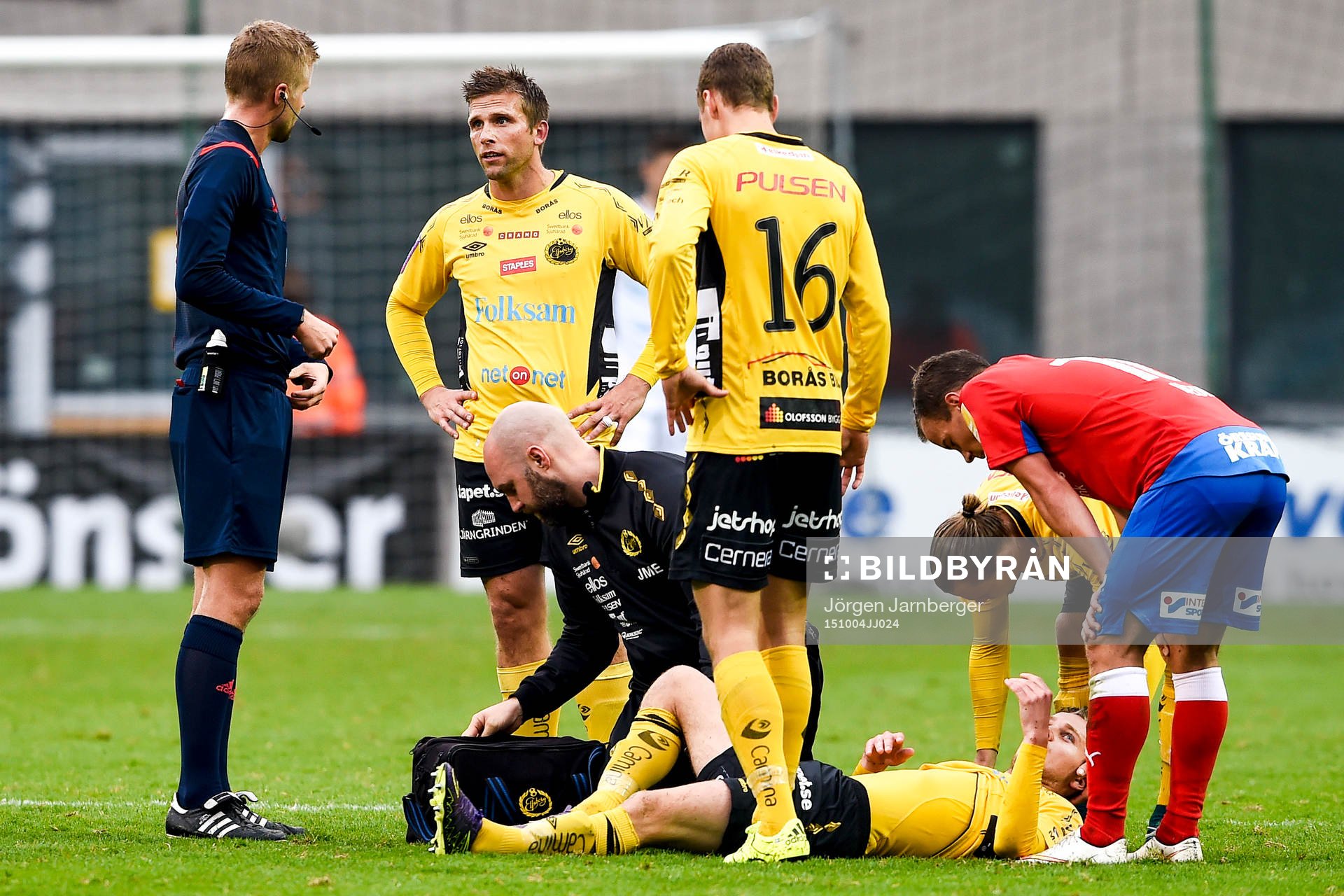 Elfsborgs Anders Svensson i samtal med domaren efter Adam Lundqvist skadats under en fotbollsmatch i Allsvenskan mellan Helsingborg och Elfsborg den 4 oktober 2015 i Helsingborg.