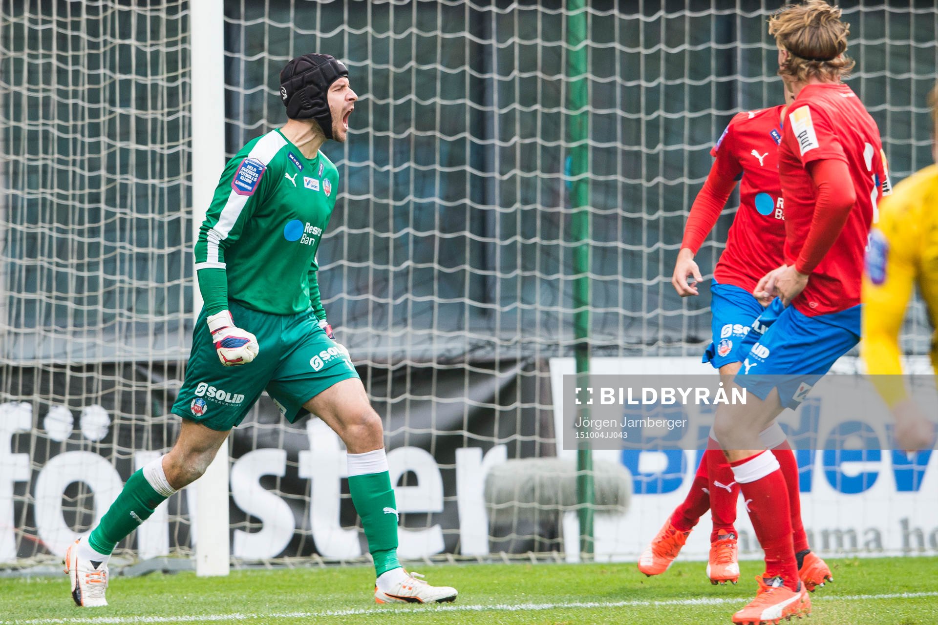 Helsingborgs målvakt Matt Pyzdrowski jublar efter att ha räddat straff under en fotbollsmatch i Allsvenskan mellan Helsingborg och Elfsborg den 4 oktober 2015 i Helsingborg.