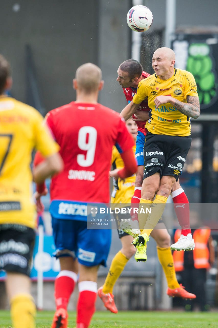 Elfsborgs Sebastian Holmén i nickduell med Helsingborgs