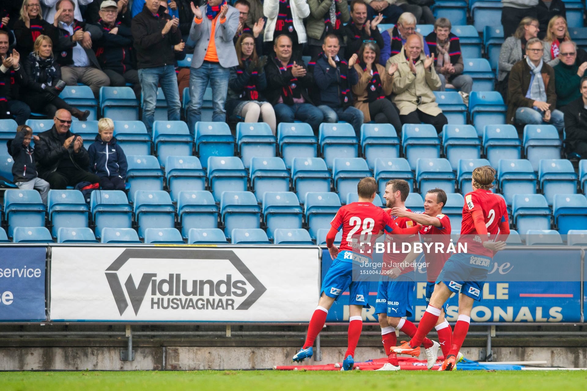 Helsingborgs Arnór Smárason klappas om efter att ha gjort 1-0 under en fotbollsmatch i Allsvenskan mellan Helsingborg och Elfsborg den 4 oktober 2015 i Helsingborg.