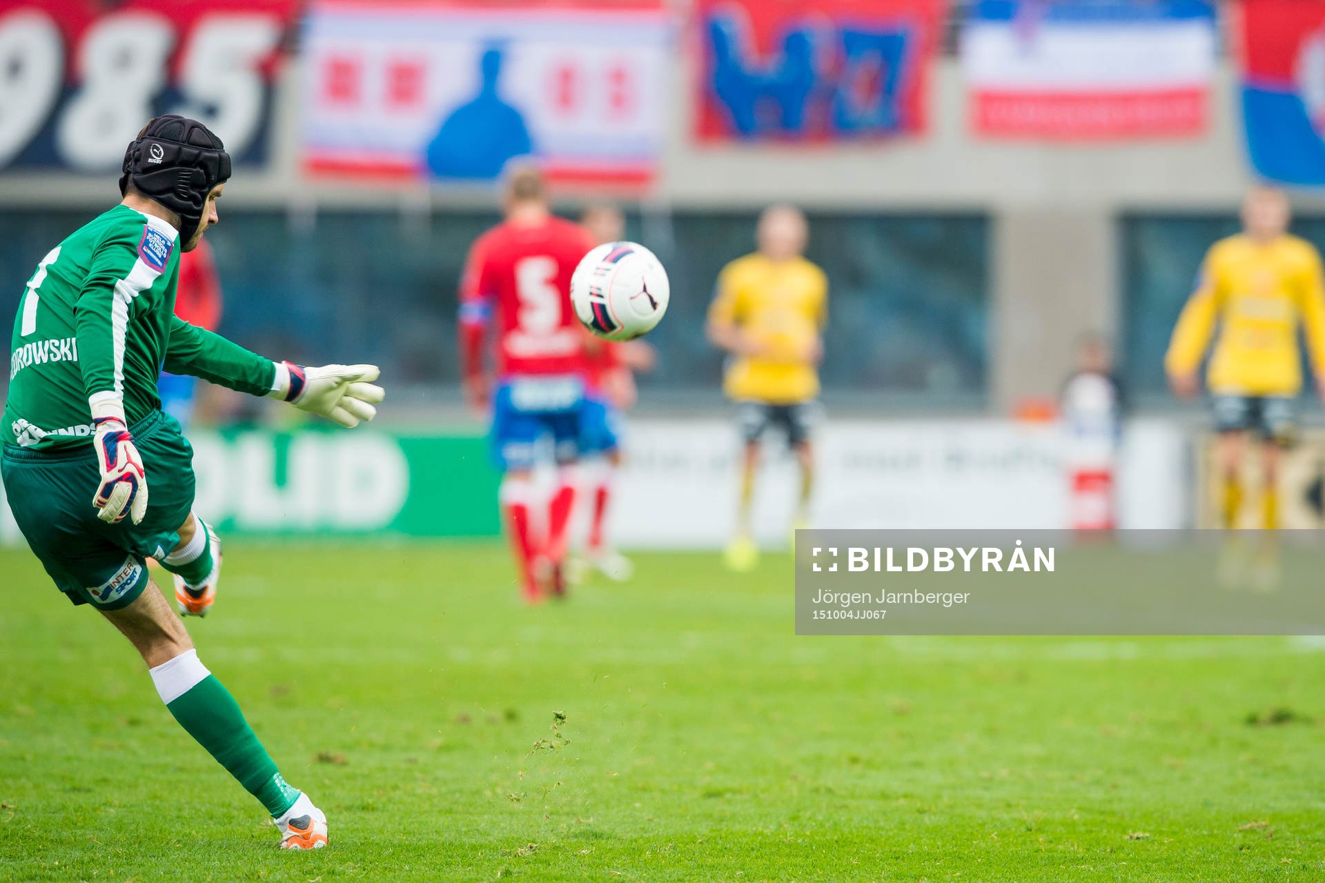 Helsingborgs målvakt Matt Pyzdrowski skjuter ut bollen