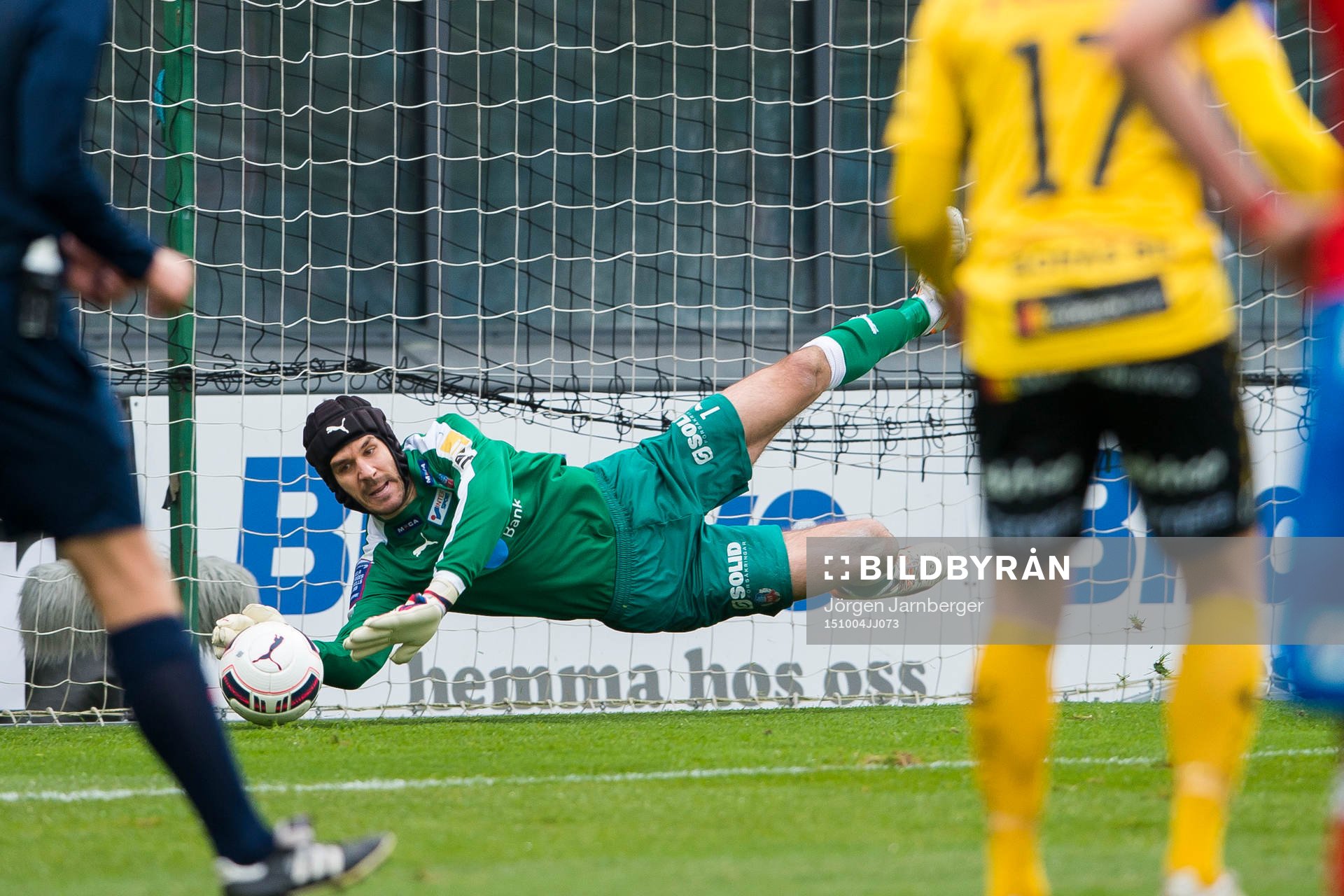 Helsingborgs målvakt Matt Pyzdrowski räddar en straff