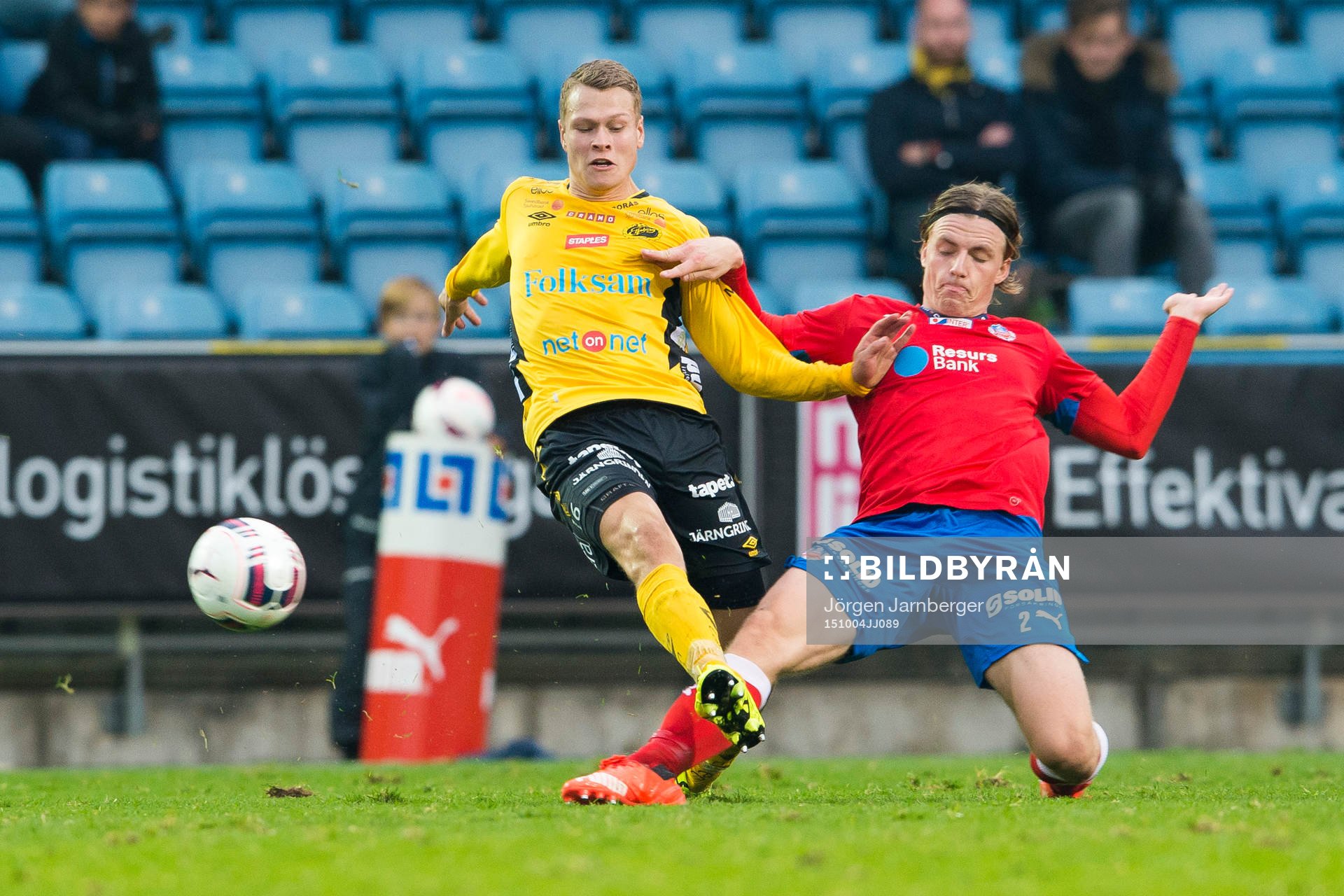 Helsingborgs Carl Johansson bryter bollen av Elfsborgs Viktor Claesson under en fotbollsmatch i Allsvenskan mellan Helsingborg och Elfsborg den 4 oktober 2015 i Helsingborg.