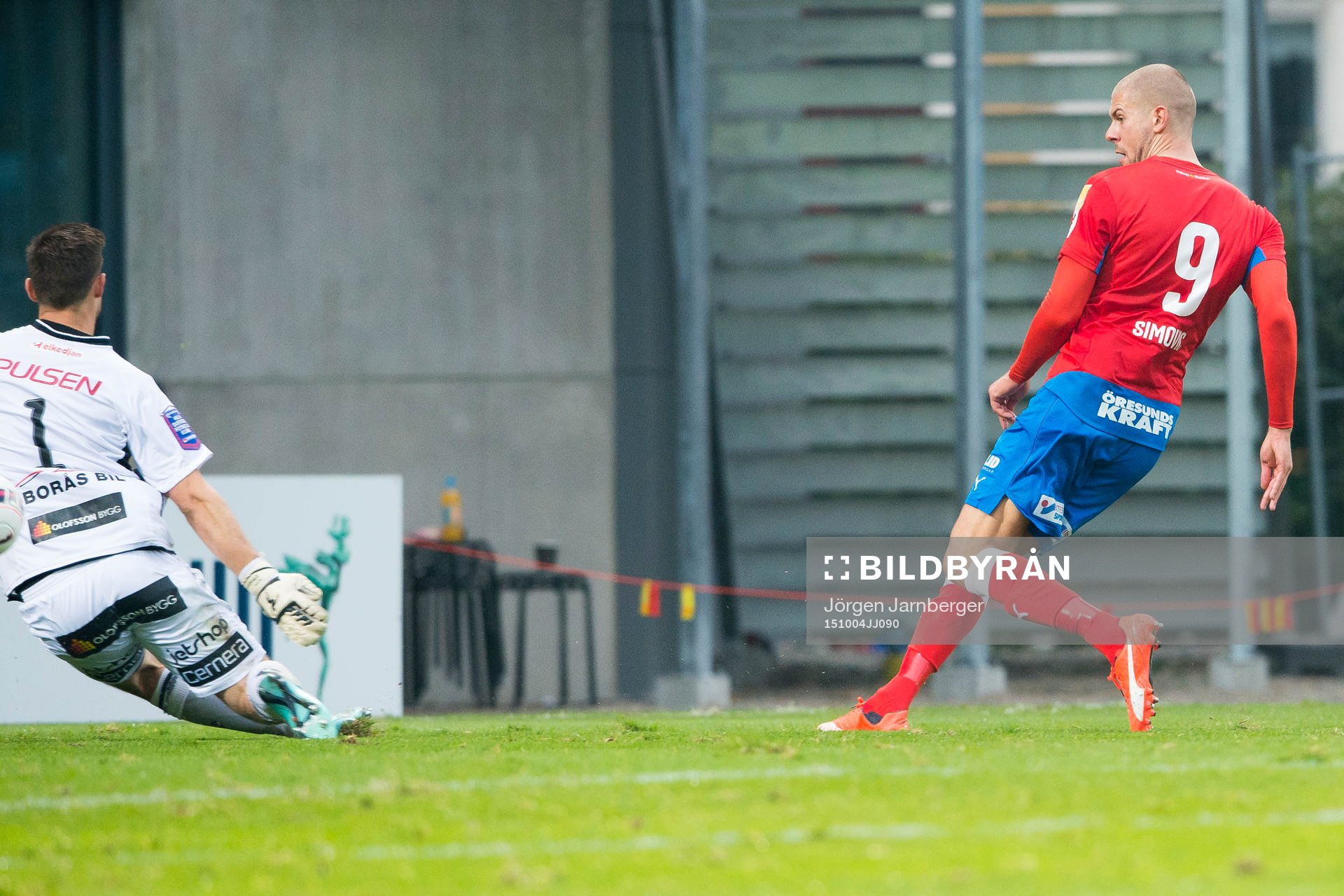Helsingborgs Robin Simovic ordnar 2-1 under en fotbollsmatch i Allsvenskan mellan Helsingborg och Elfsborg den 4 oktober 2015 i Helsingborg.