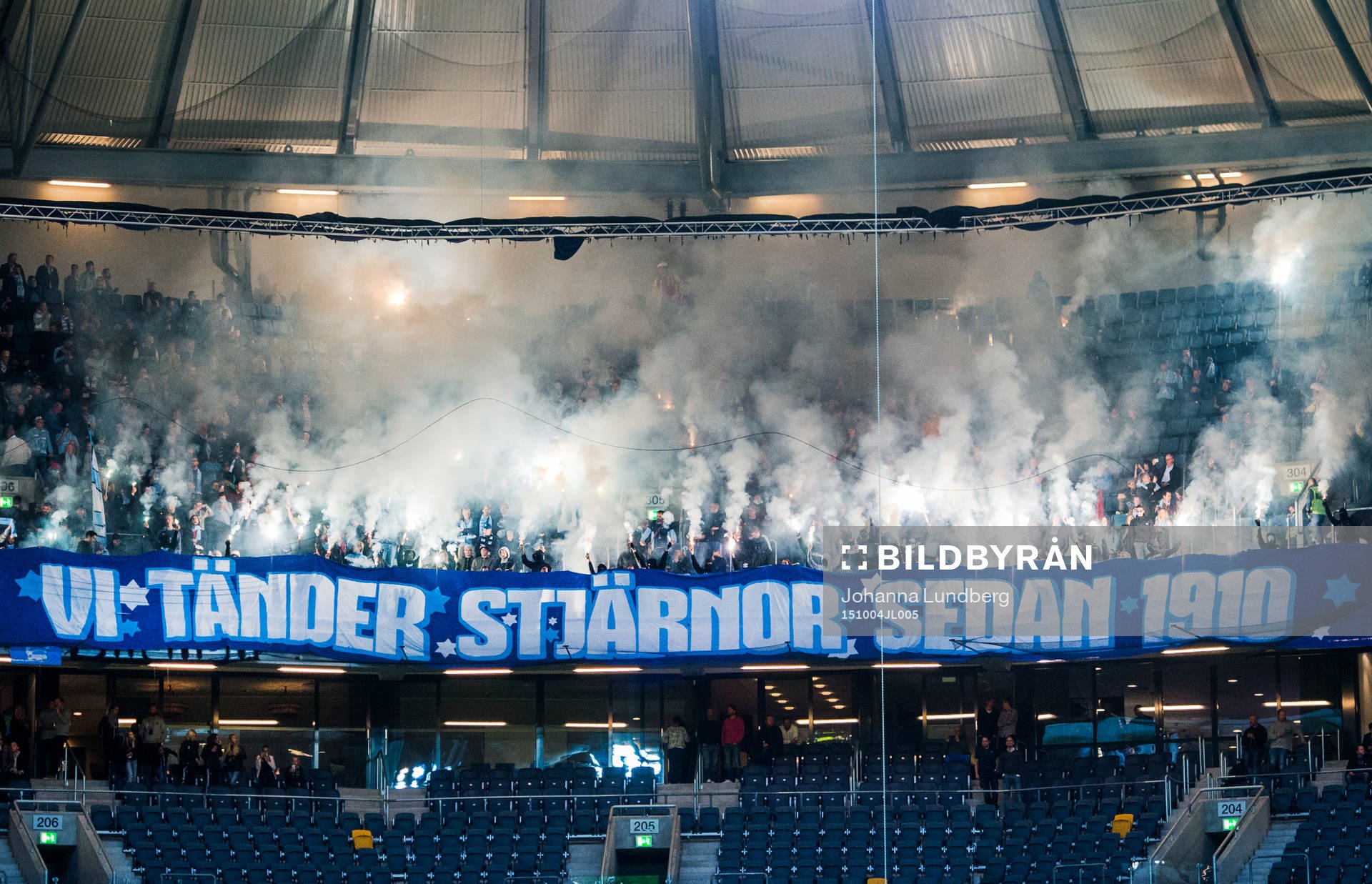 Malmös supportrar med bengaler före fotbollsmatchen i