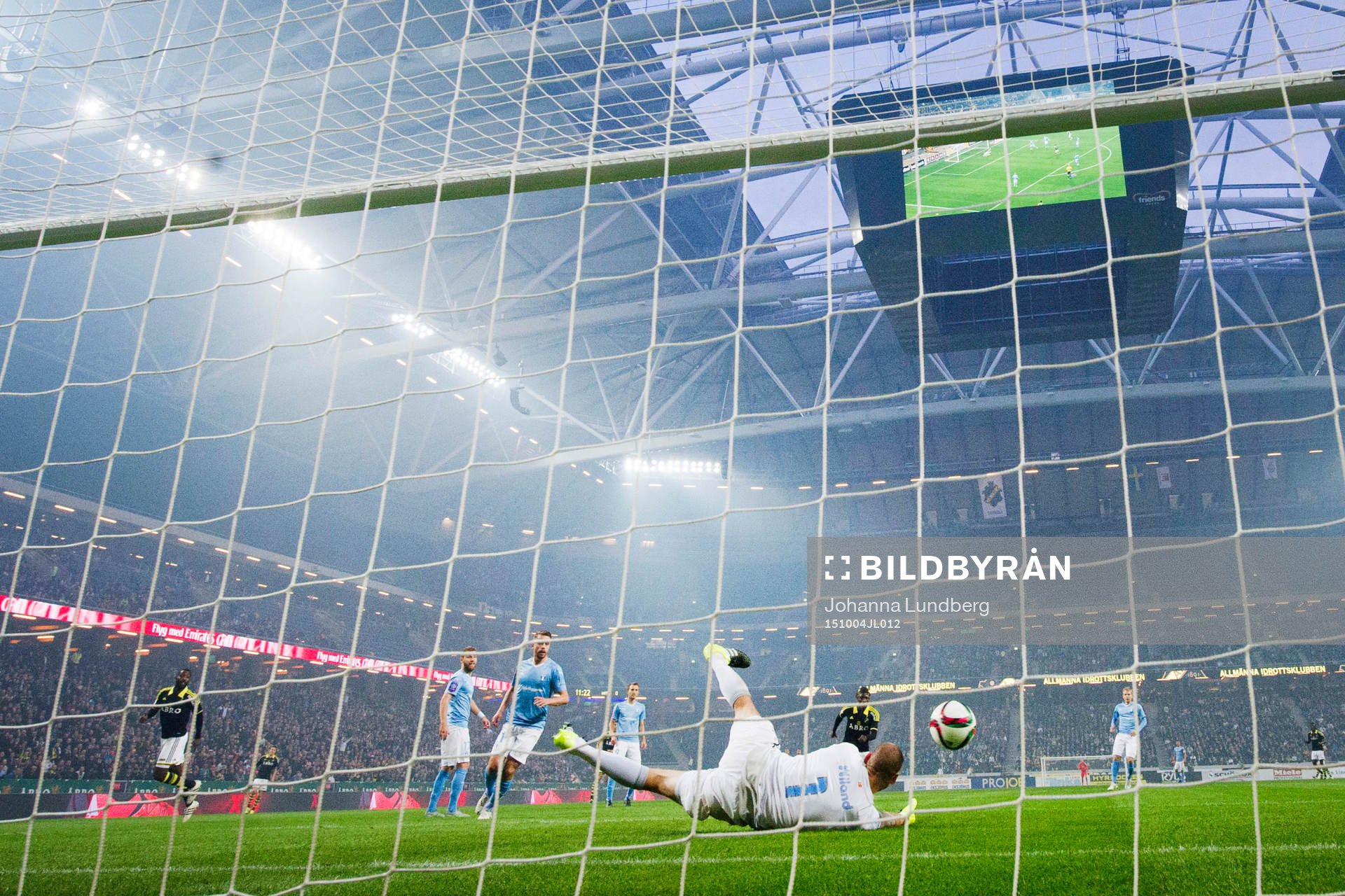 s Henok Goitom gör 1-0 bakom Malmös målvakt Johan Wiland