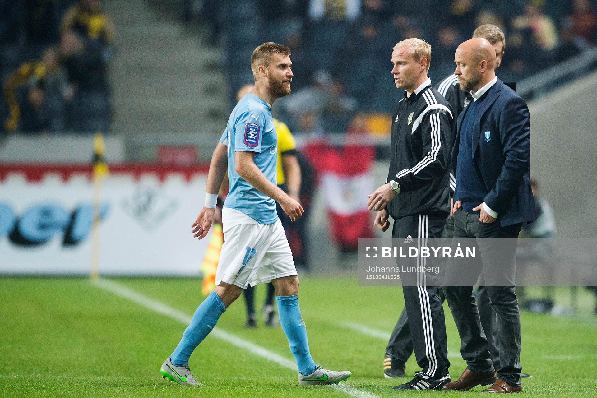 Malmös Rasmus Bengtsson lämnar planen efter att han har fått ett rött kort under fotbollsmatchen i Allsvenskan mellan AIK och Malmö den 4 oktober 2015 i Stockholm. 