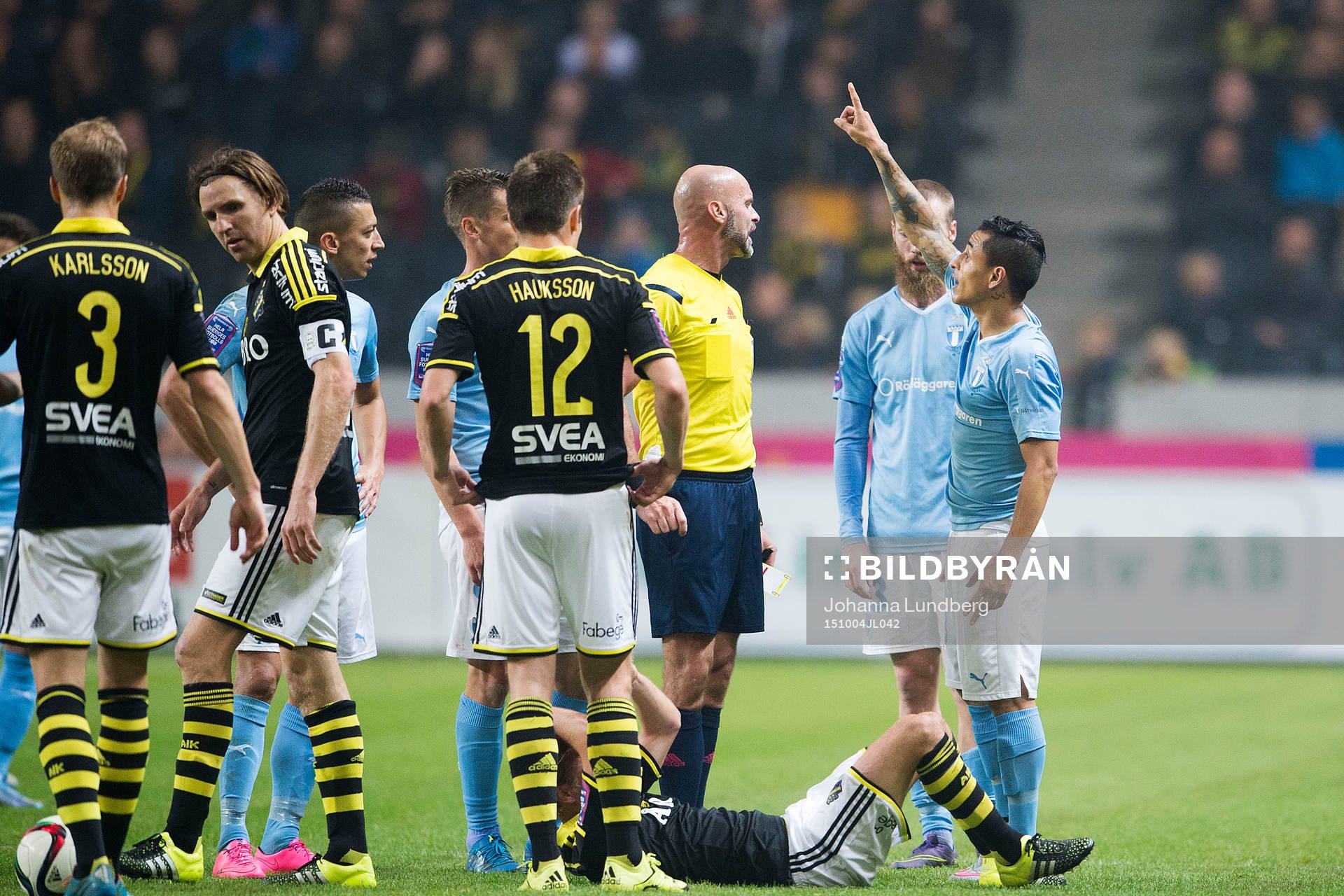 Malmös Victor Yoshimar Yotun Flores ber domare Stefan Johannesson att titta på en repris under fotbollsmatchen i Allsvenskan mellan AIK och Malmö den 4 oktober 2015 i Stockholm.