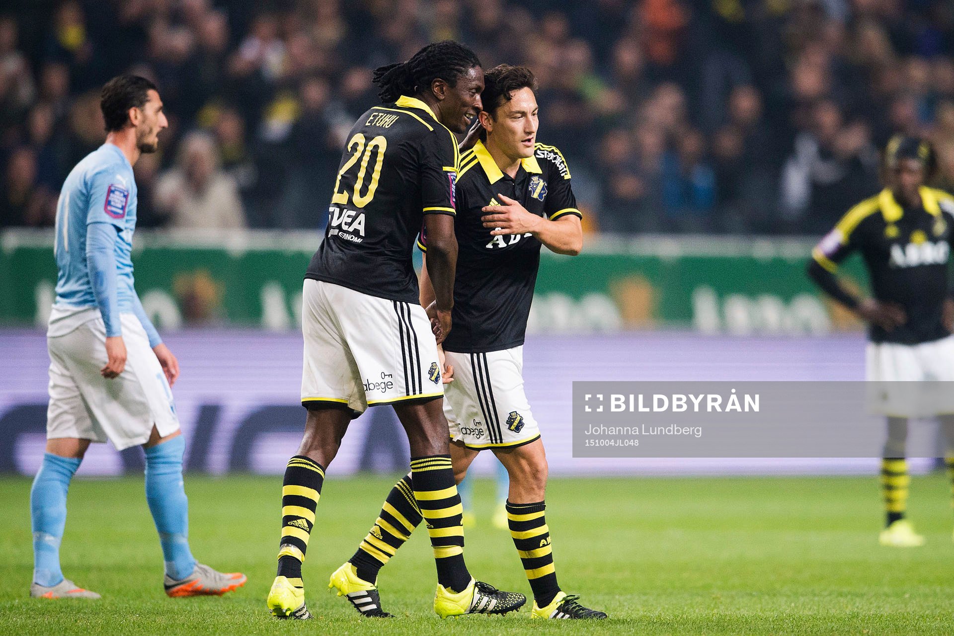 AIK:s Dickson Etuhu klappar om Stefan Ishizaki  under fotbollsmatchen i Allsvenskan mellan AIK och Malmö den 4 oktober 2015 i Stockholm. 