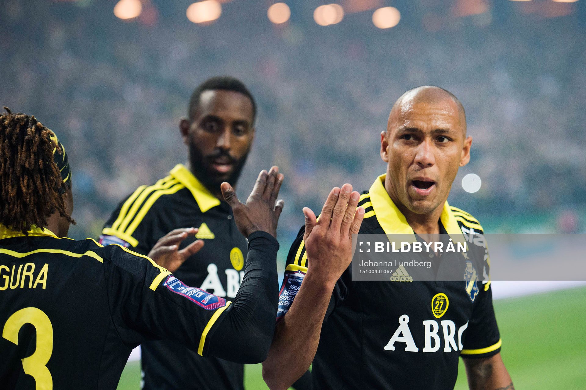AIK:s Alessandro Silva Pereira jublar mot publiken efter att Henok Goitom (m) gjort 1-0 under fotbollsmatchen i Allsvenskan mellan AIK och Malmö den 4 oktober 2015 i Stockholm.