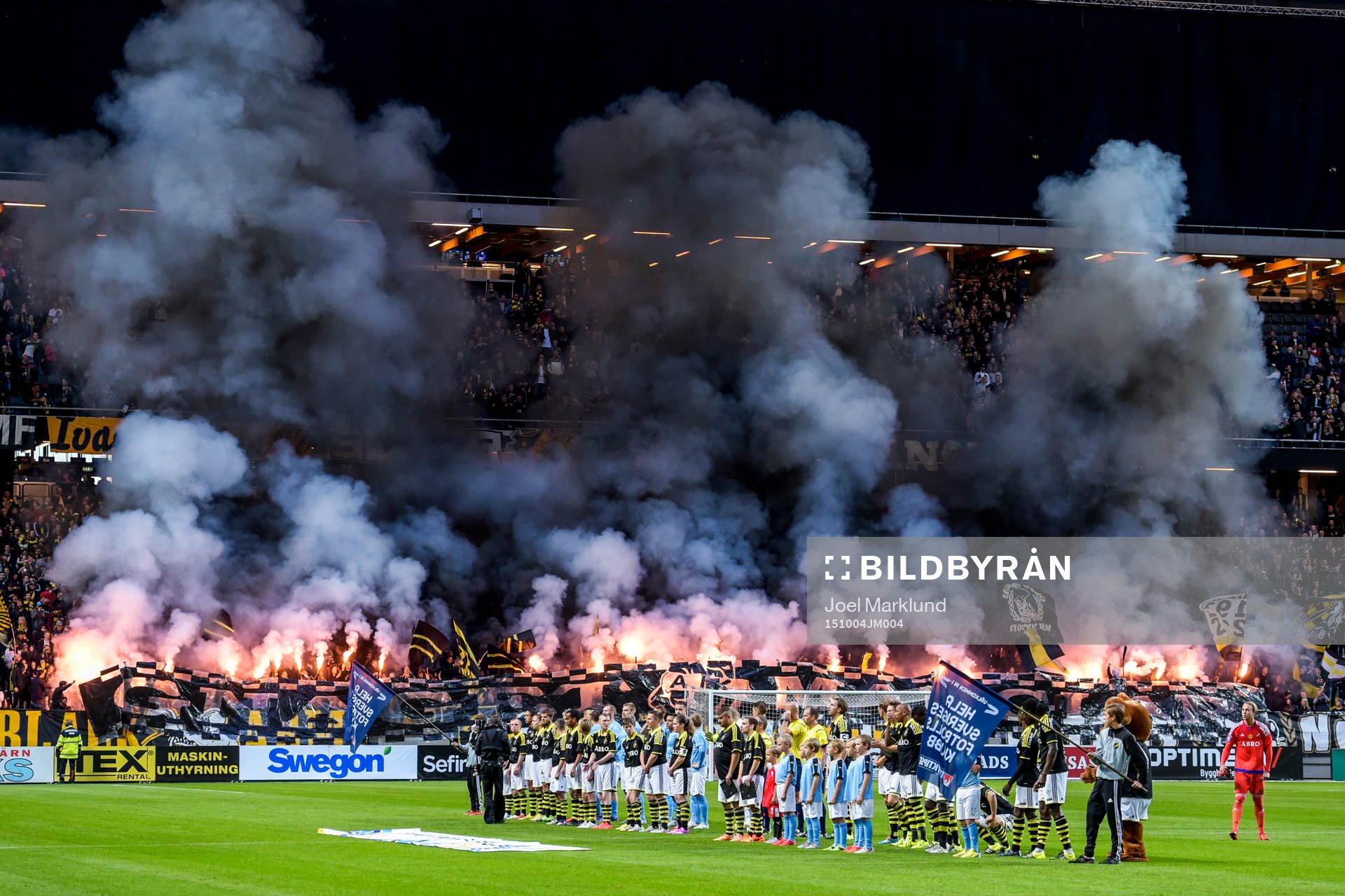 s klack eldar bengaler före fotbollsmatchen i Allsvenskan