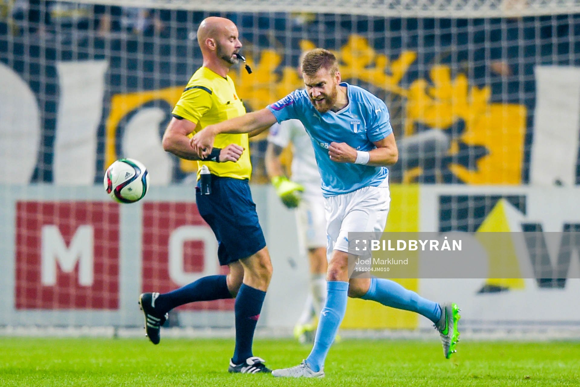 Malmös Rasmus Bengtsson kastar i väg bollen i frustration