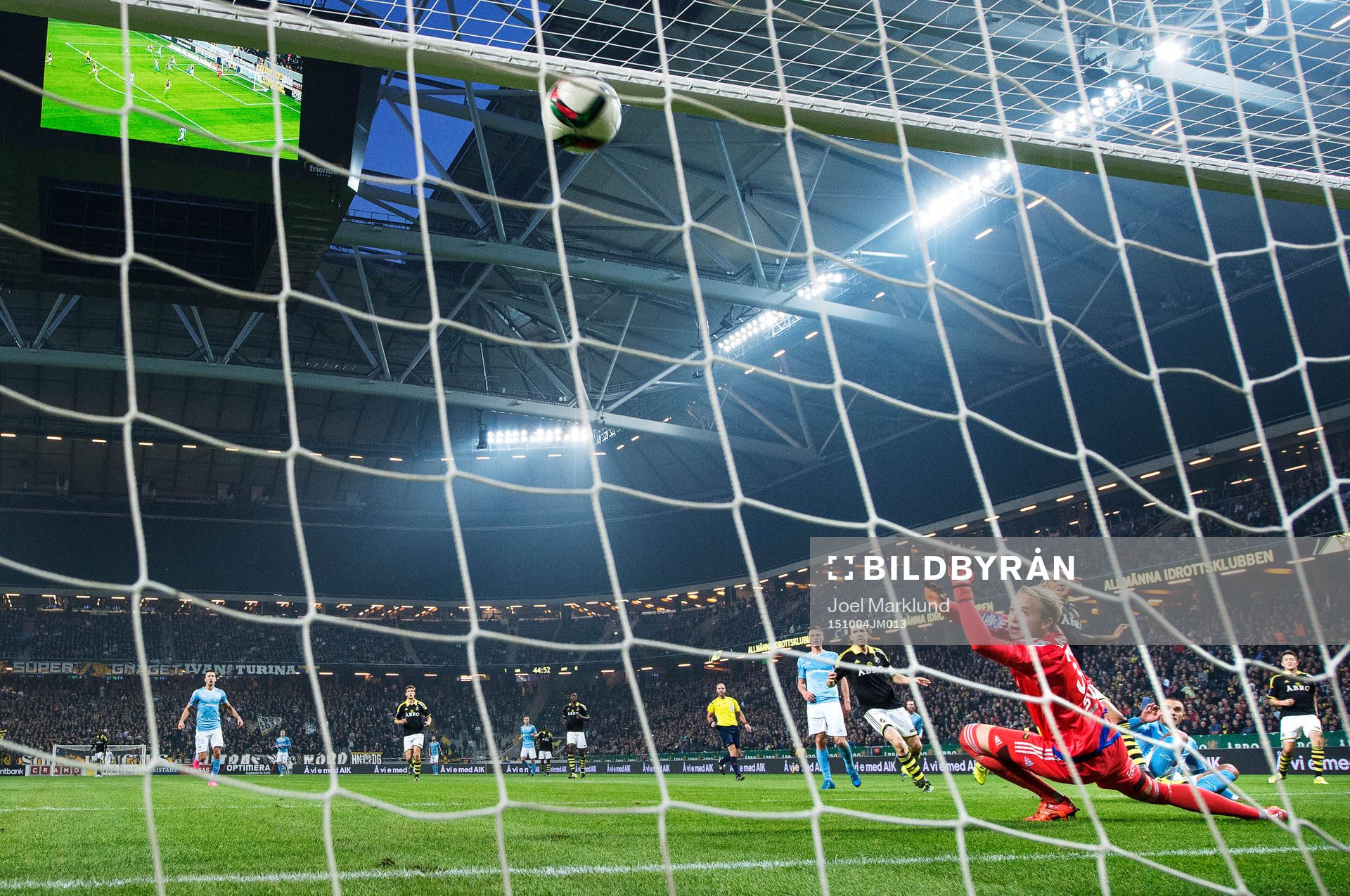 s Vladimir Rodic gör 1-1 bakom AIK:s målvakt Patrik
