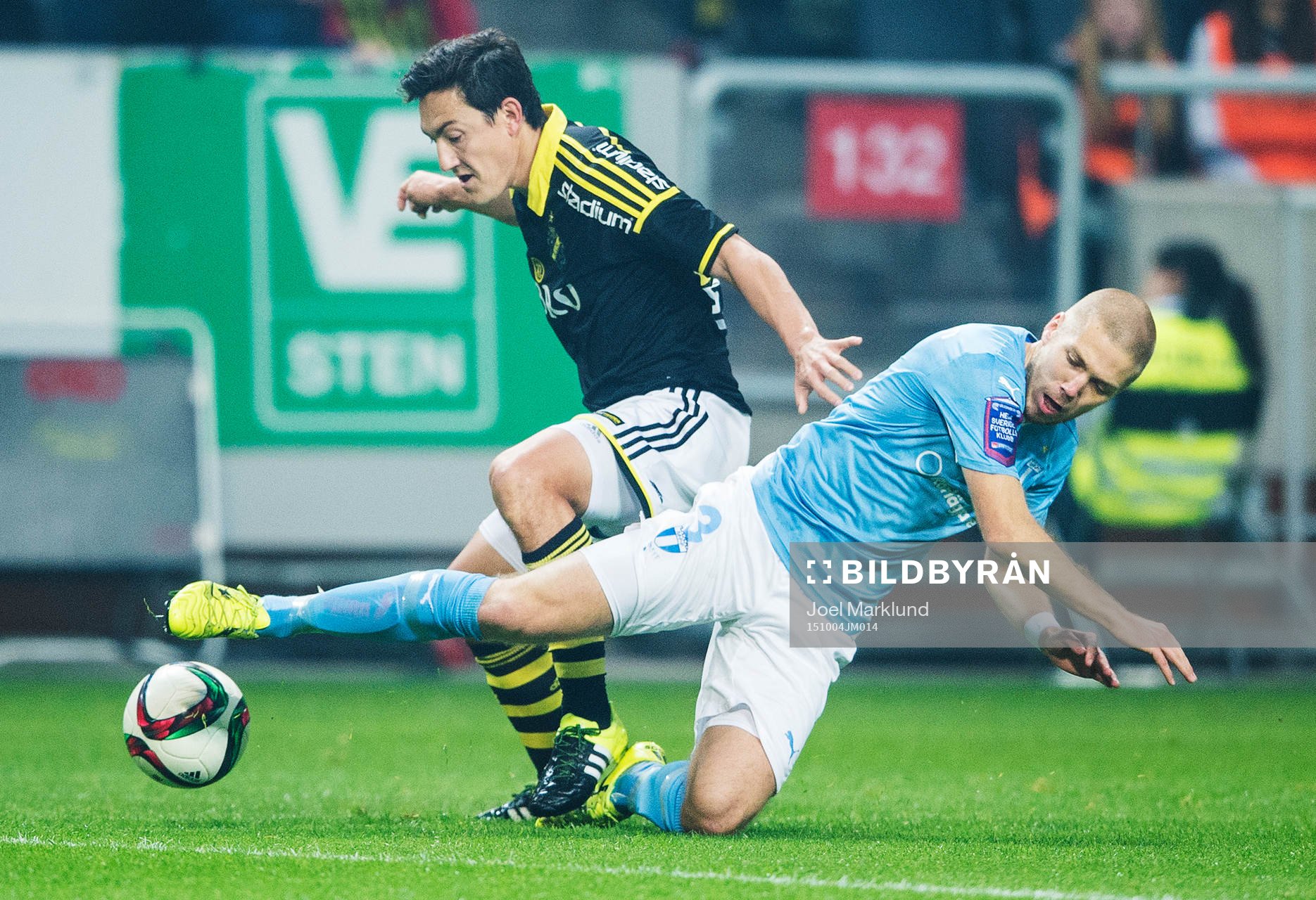 s Stefan Ishizaki och Malmö FF:s Anton Tinnerholm