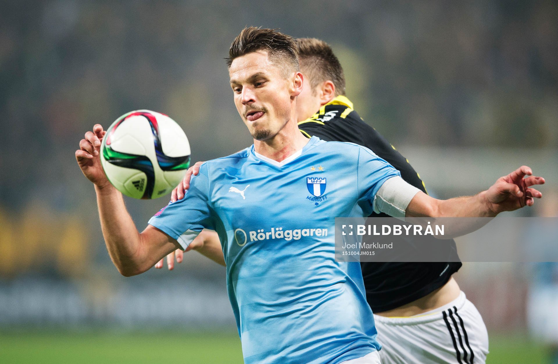 s Markus Rosenberg tar sig förbi AIK:s Haukur Heidar