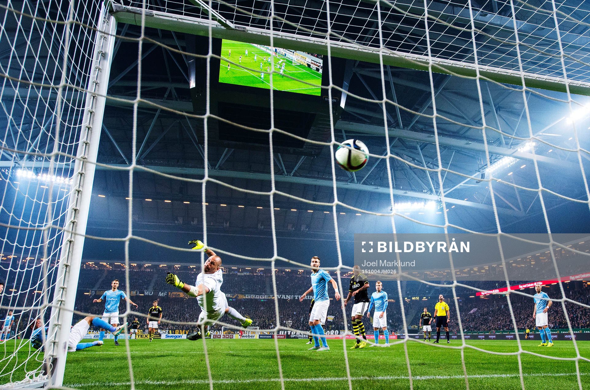 s målvakt Johan Wiland släpper in 2-1 från AIK:s Stefan