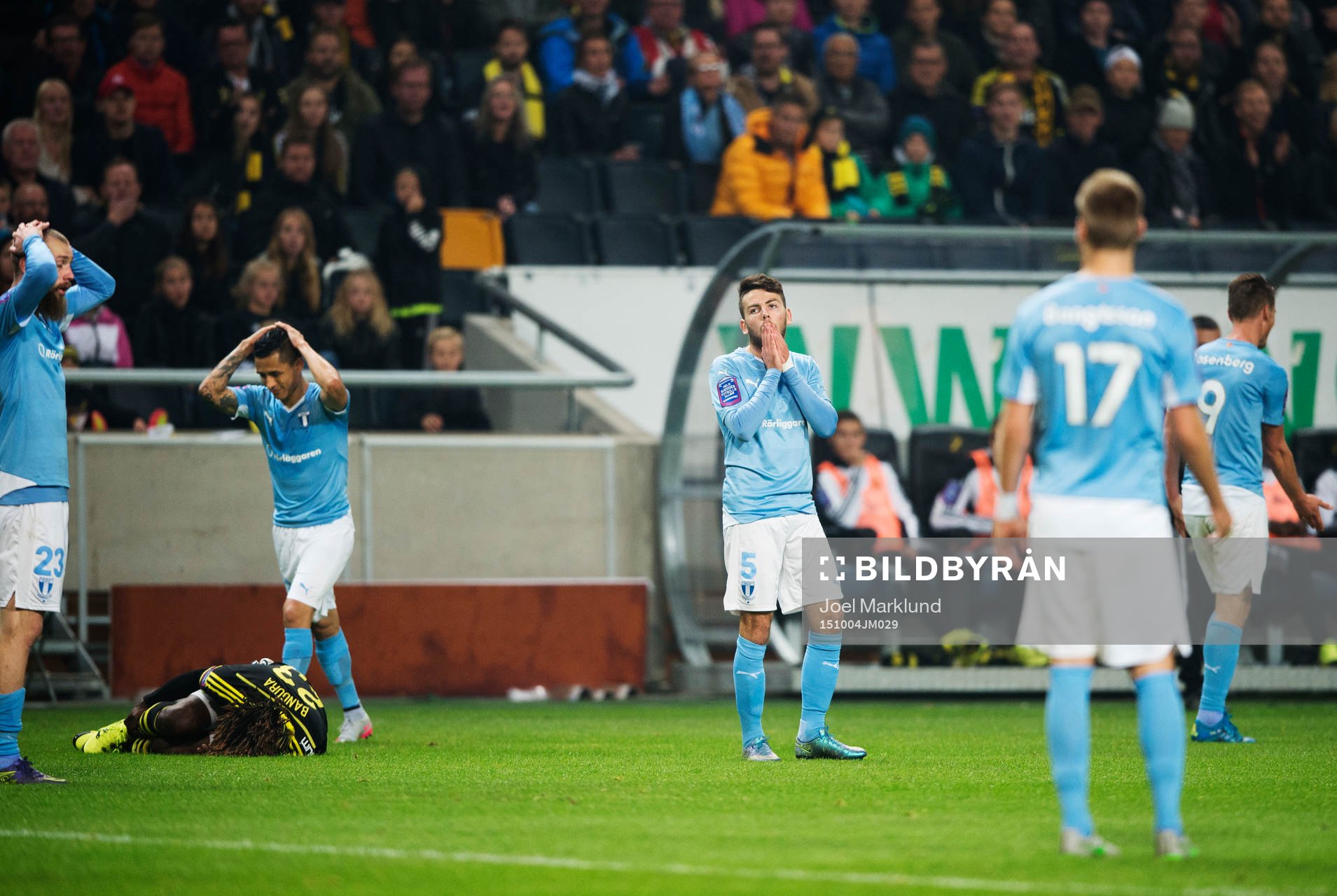 s Erdal Rakip med lagkamrater deppar
