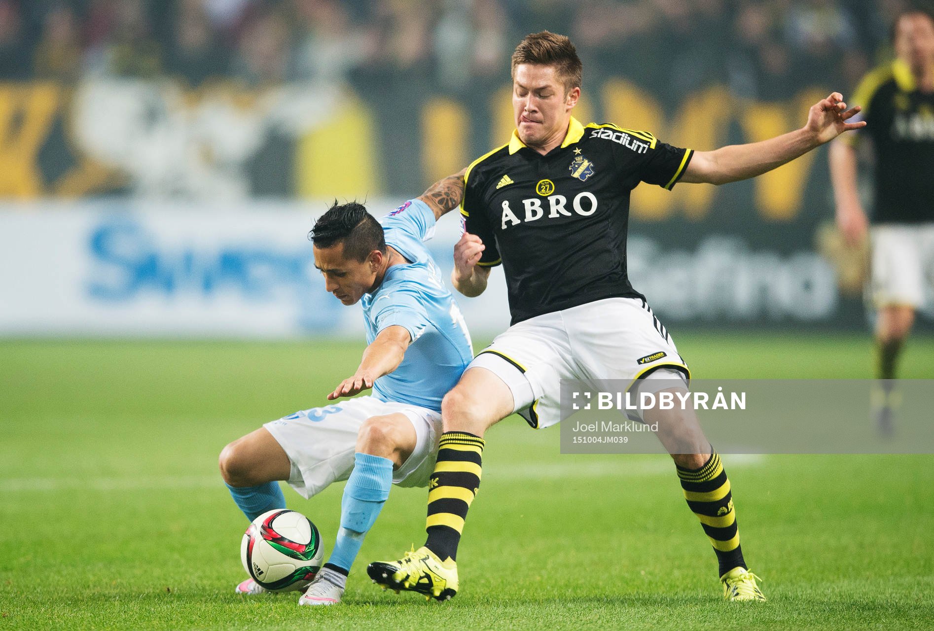 s Victor Yoshimar Yotun Flores och AIK:s Haukur Heidar