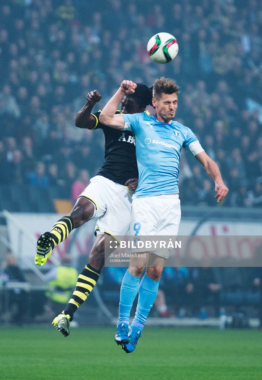 s Dickson Etuhu i en luftduell med Malmö FF:s Markus