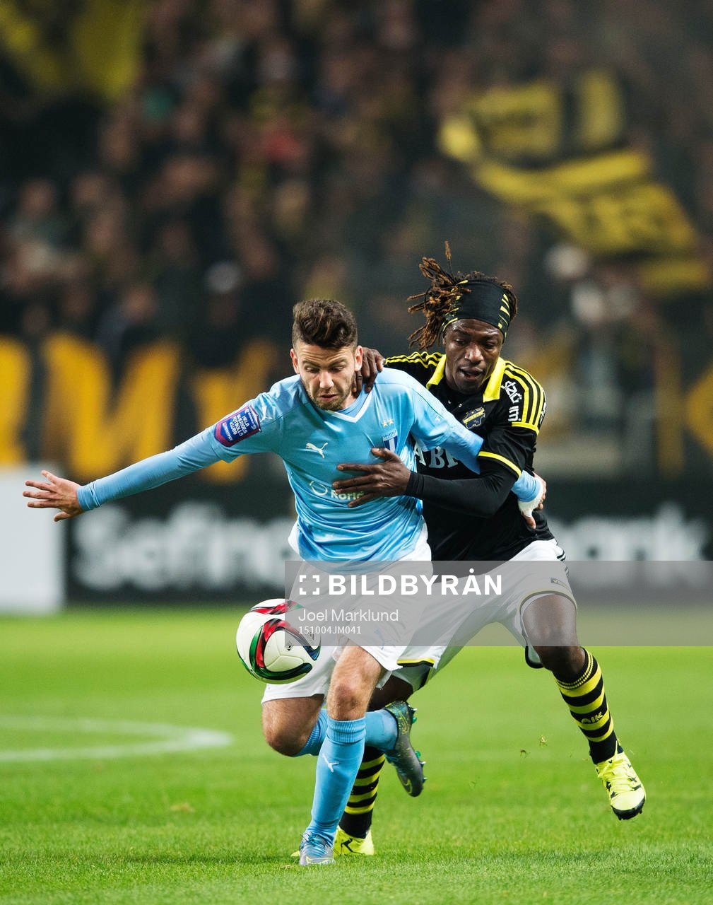 s Erdal Rakip i en duell med AIK:s Mohamed Bangura