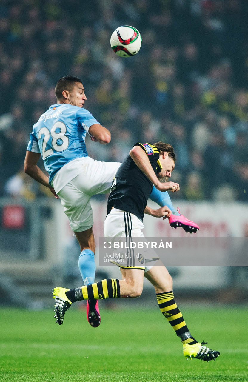 s Nikola Djurdjic i en duell med AIK:s Nils-Eric Johansson