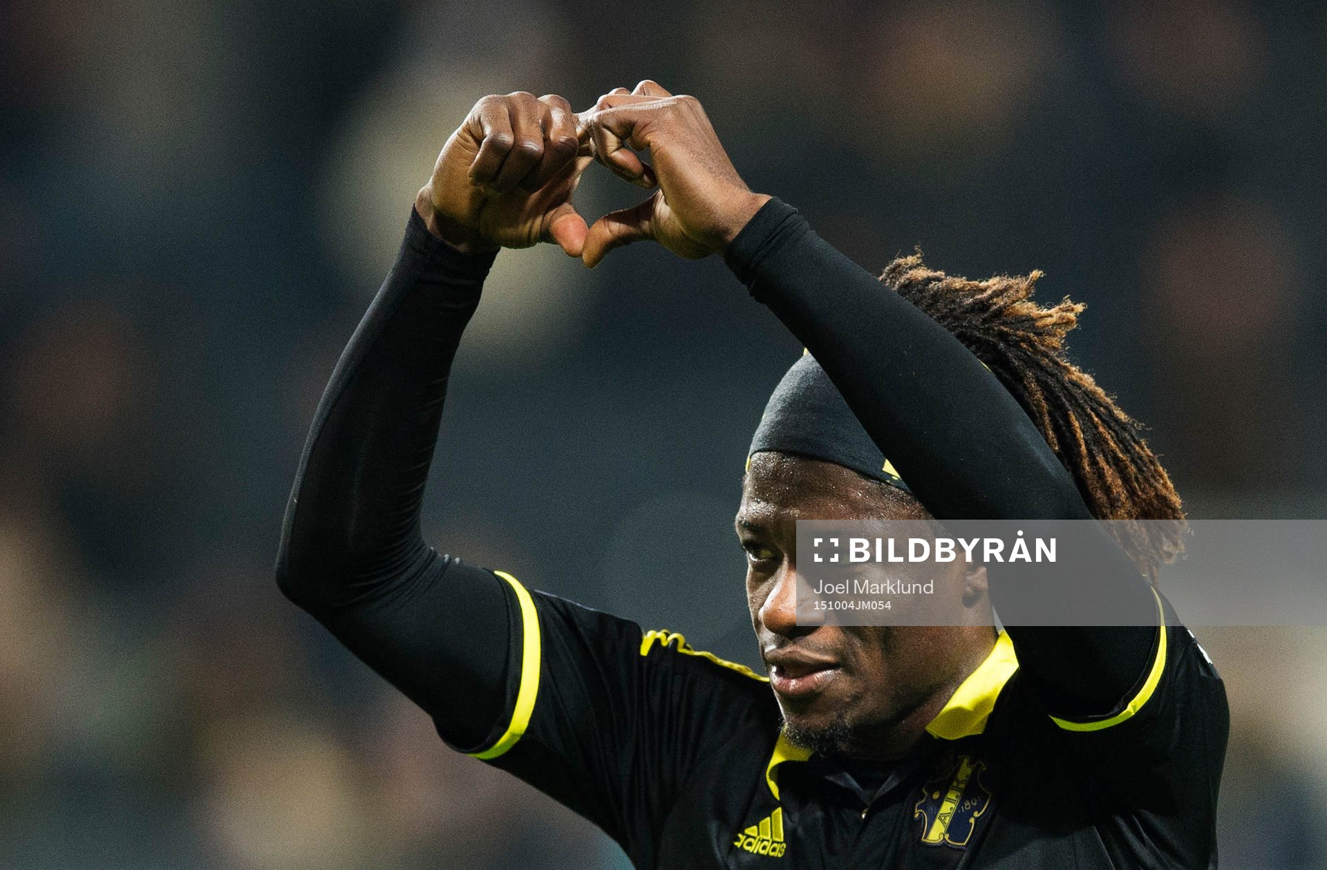 AIK:s Mohamed Bangura gör ett hjärttecken till publiken efter fotbollsmatchen i Allsvenskan mellan AIK och Malmö FF den 4 oktober 2015 i Stockholm.