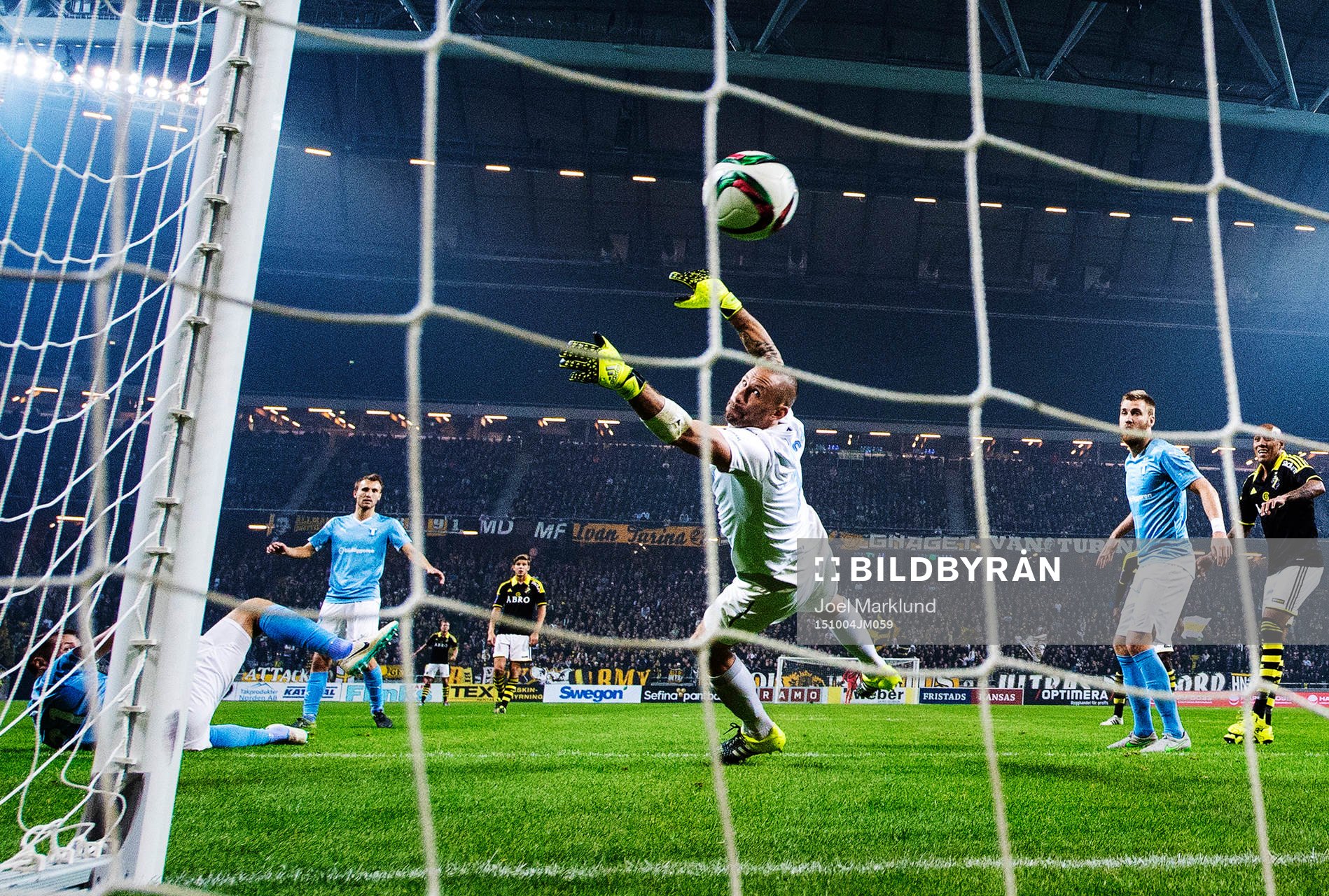 s målvakt Johan Wiland släpper in 2-1 från AIK:s Stefan