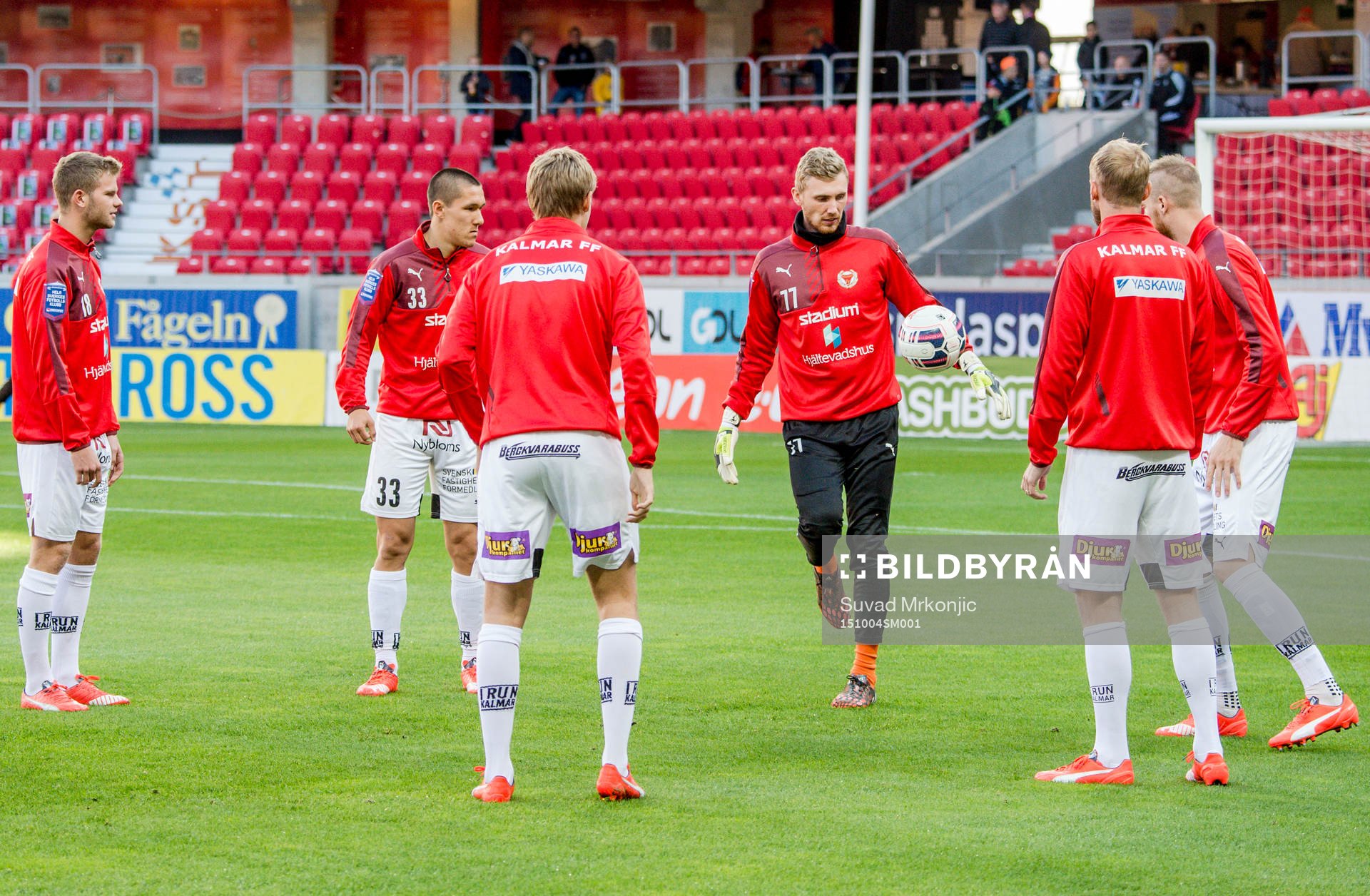 Kalmars spelare värmer upp före fotbollsmatchen i Allsvenskan mellan Kalmar och Djurgården den 4 oktober 2015 i Kalmar.