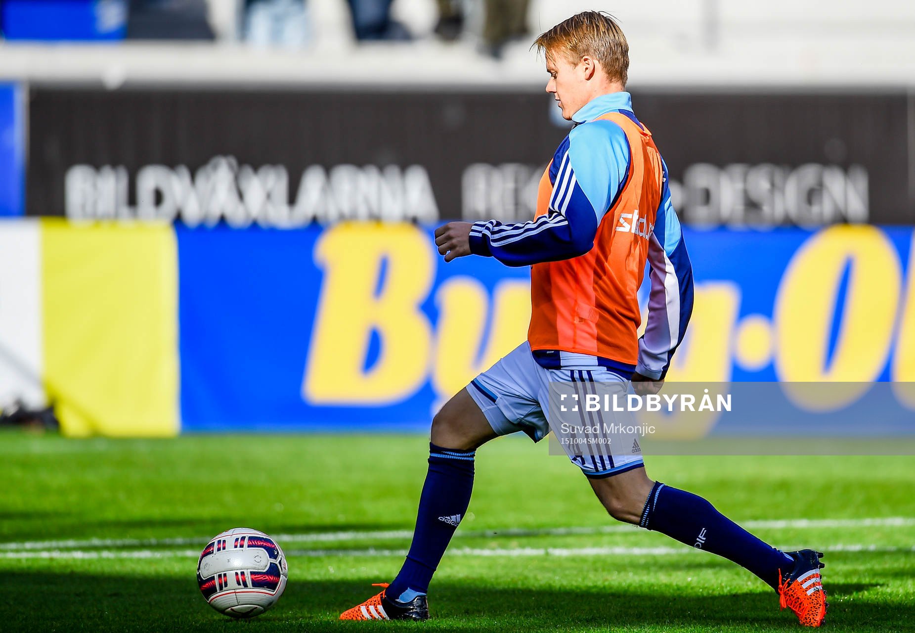 Djurgårdens Elliot Käck värmer upp före fotbollsmatchen