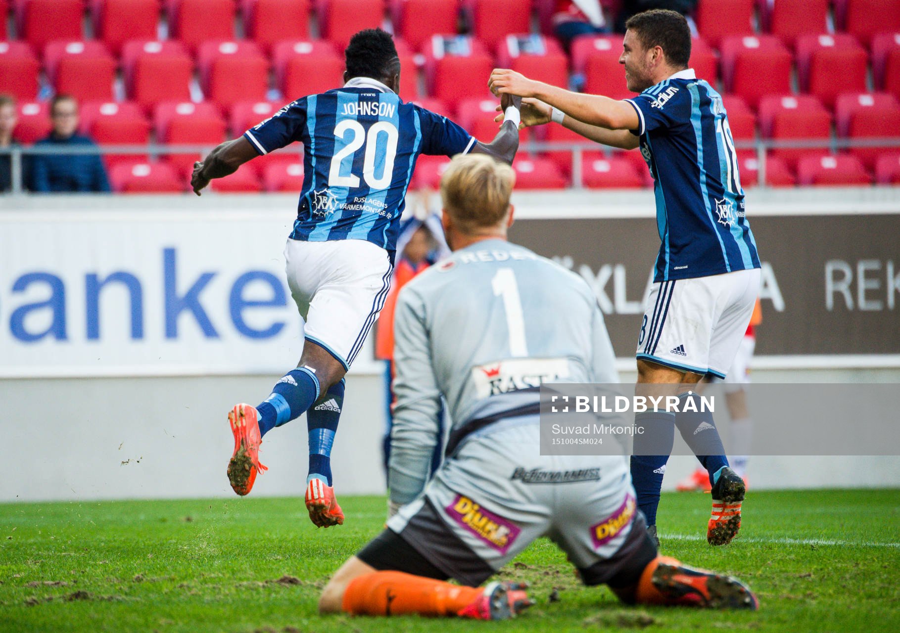 Djurgårdens Sam Johnson och Kerim Mrabti jublar