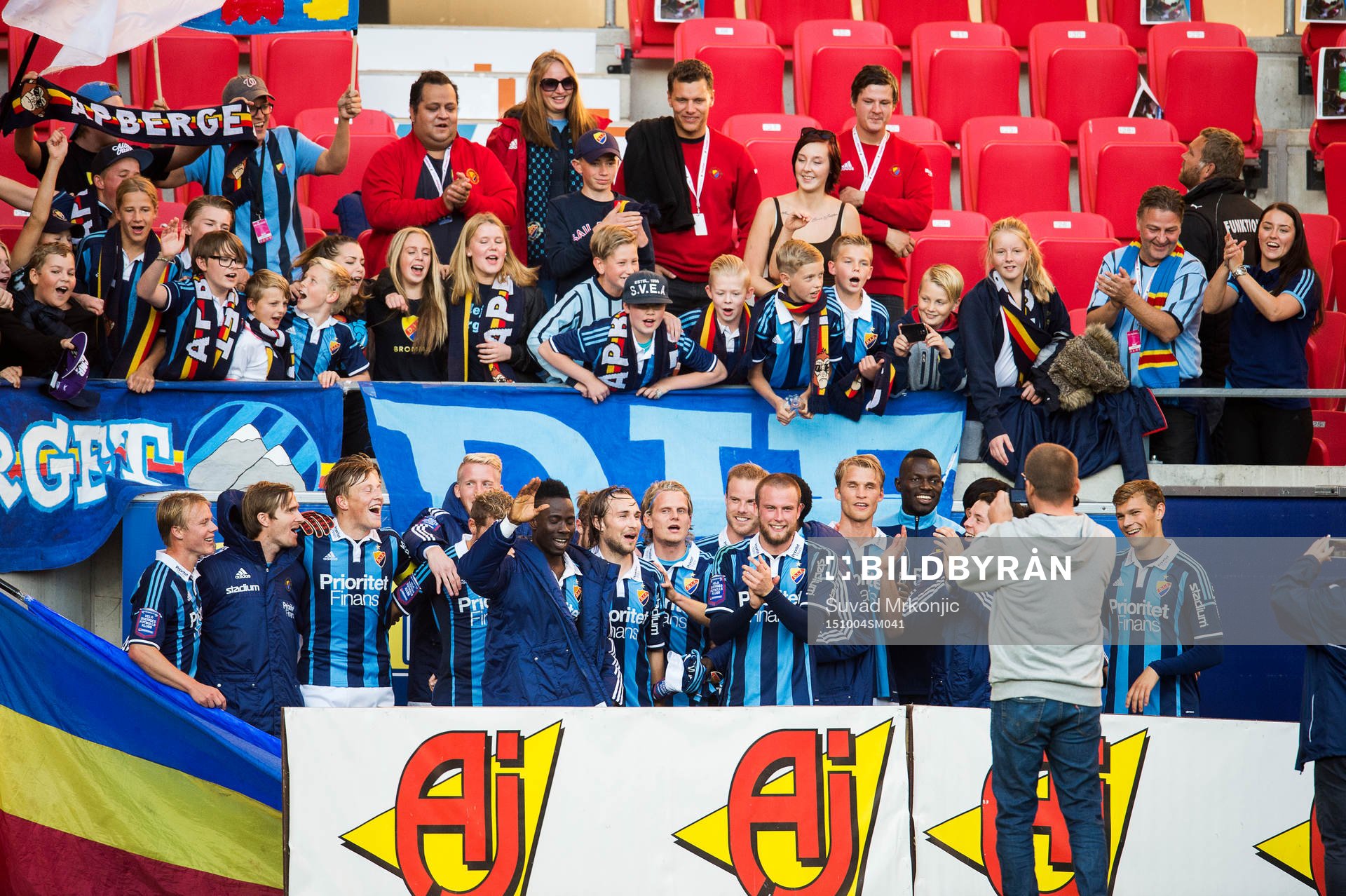 Djurgårdsspelarna jublar med fansen