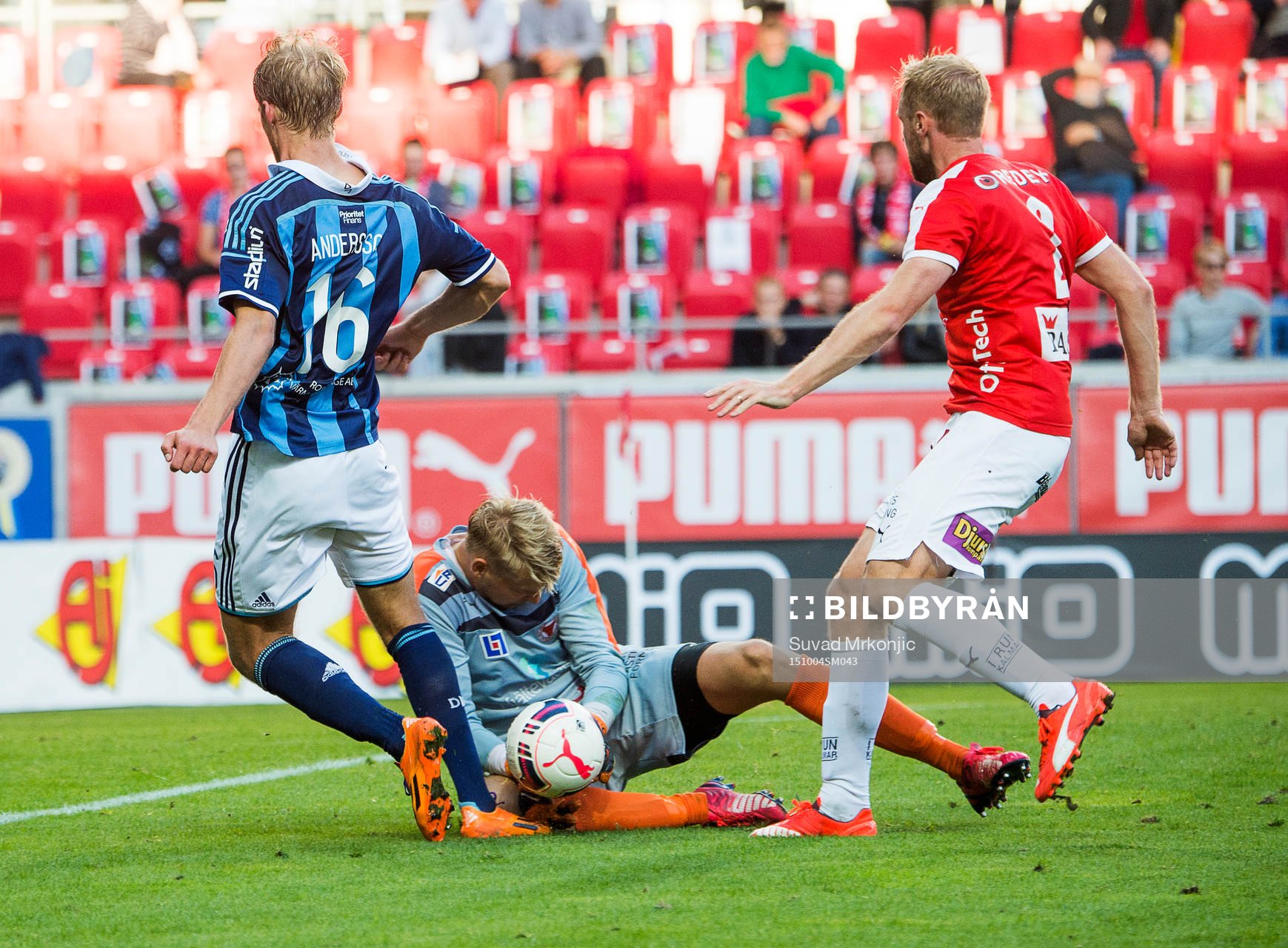 Kalmars målvakt Ole Söderberg och Djurgårdens Sebastian Andersson under fotbollsmatchen i Allsvenskan mellan Kalmar och Djurgården den 4 oktober 2015 i Kalmar.
