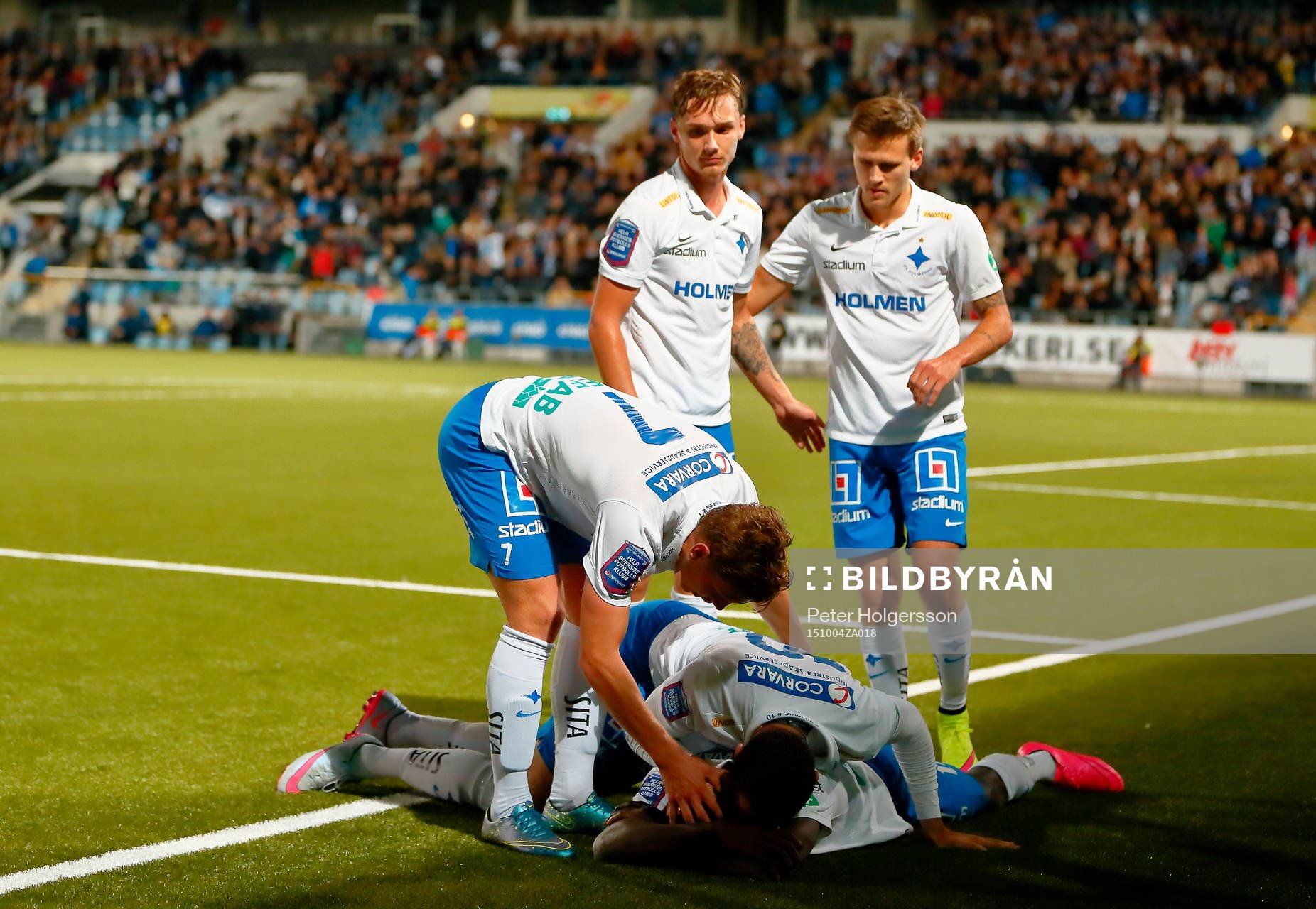 Norrköpings spelare jublar med en liggande Norrköpings