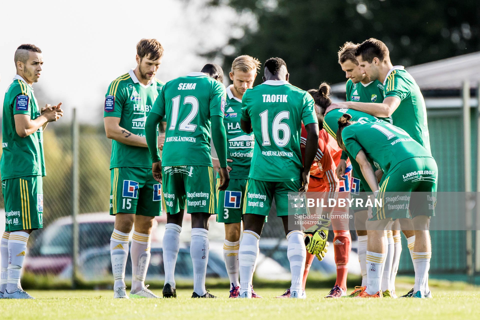 Ljungskiles  spelare samlas och laddar upp