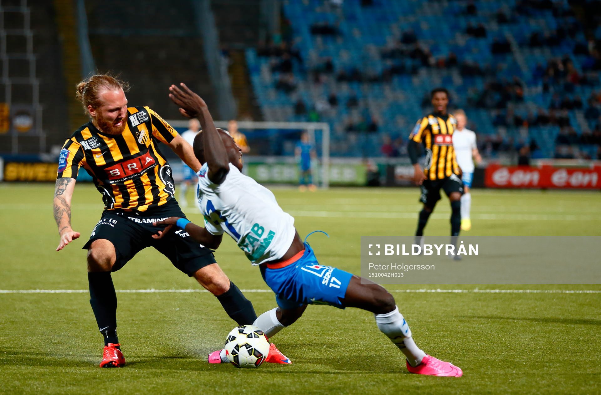 Norrköpings Alhaji Kamara fälls av Häckens Emil