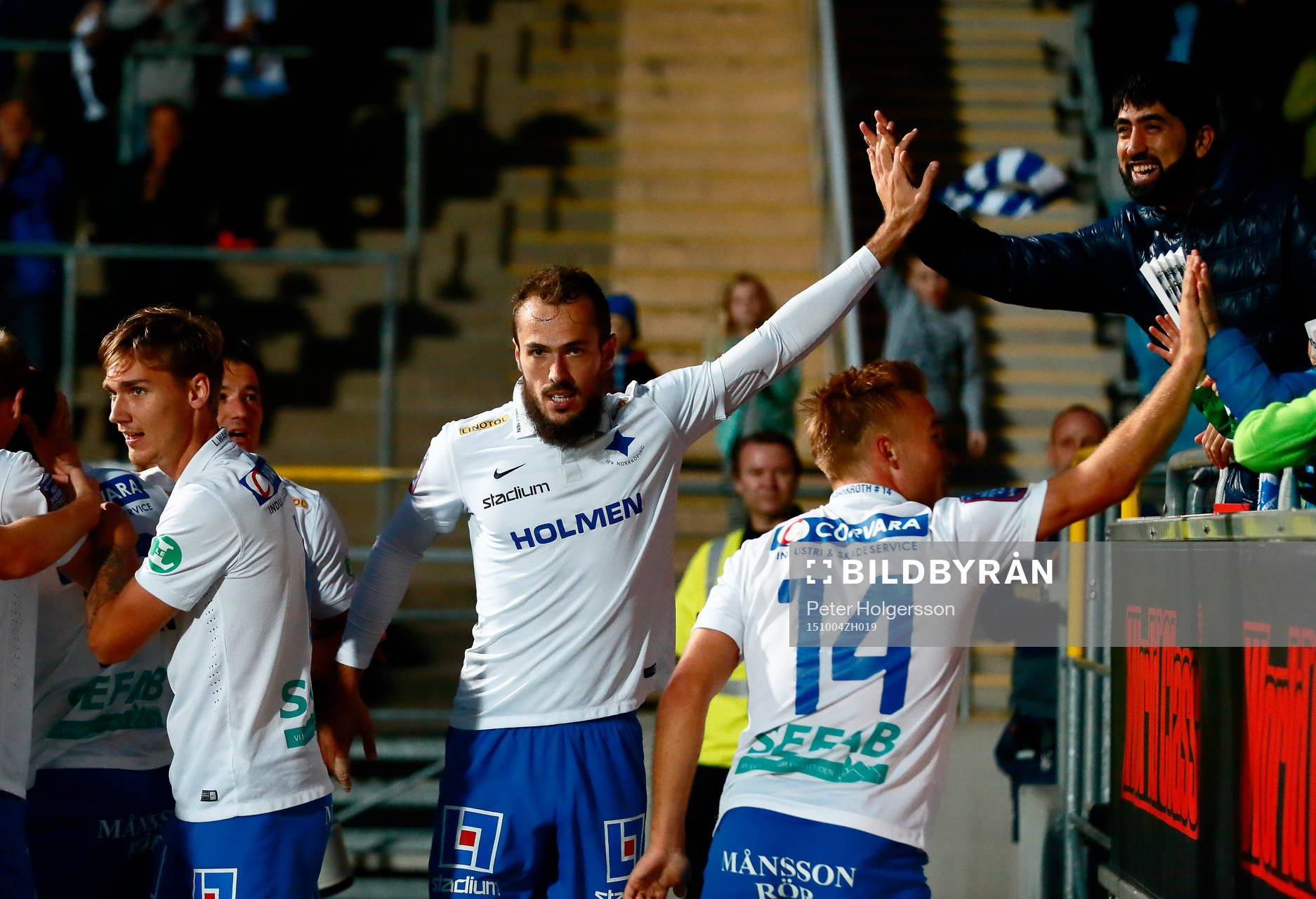 Norrköpings Emir Kujovic gör high five med vänner på