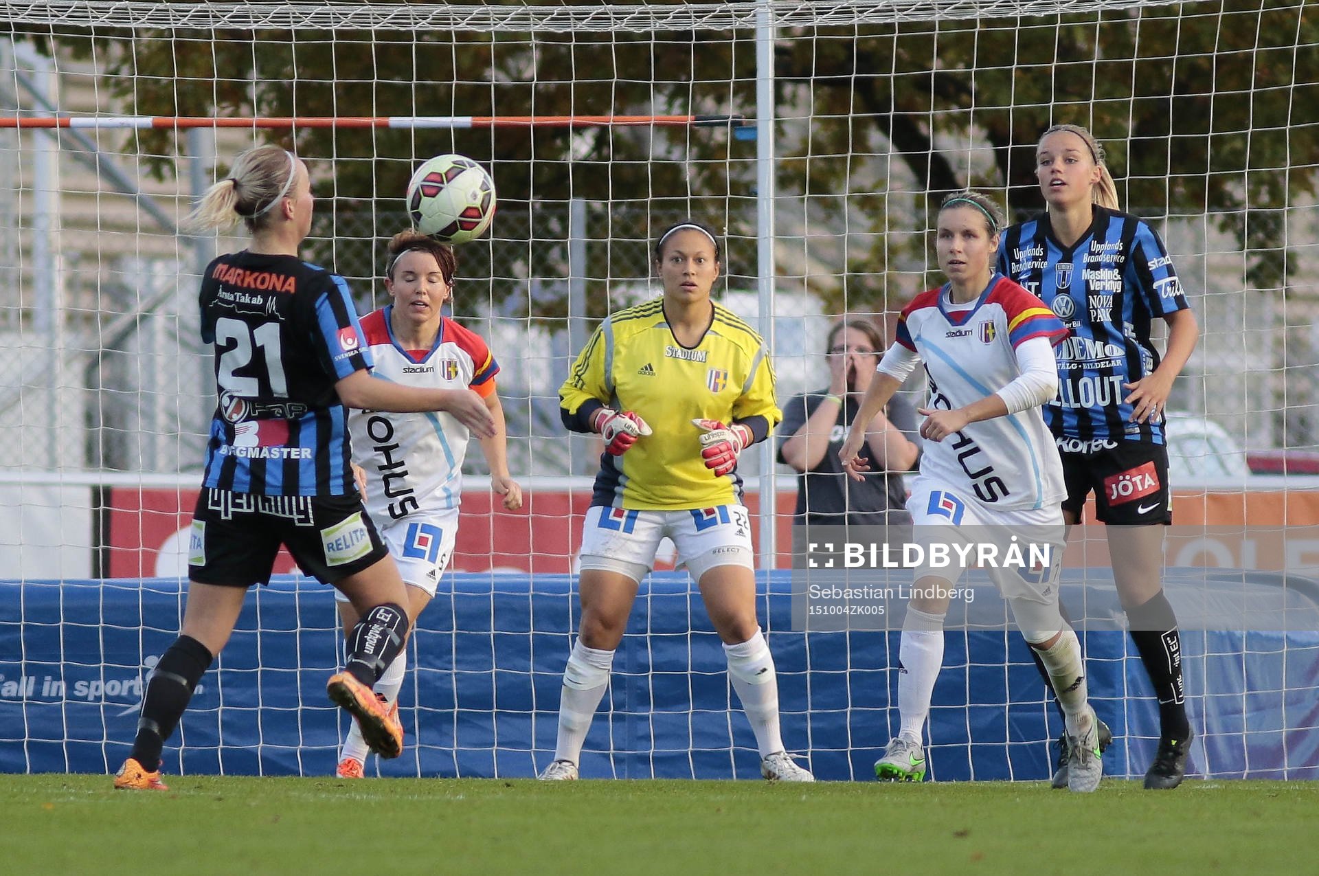 Hovås Billdals målvakt Ida Hedstad under damfotbollsmatchen mellan Sirius och Hovås Billdal den 4 oktober 2015 i Uppsala.
