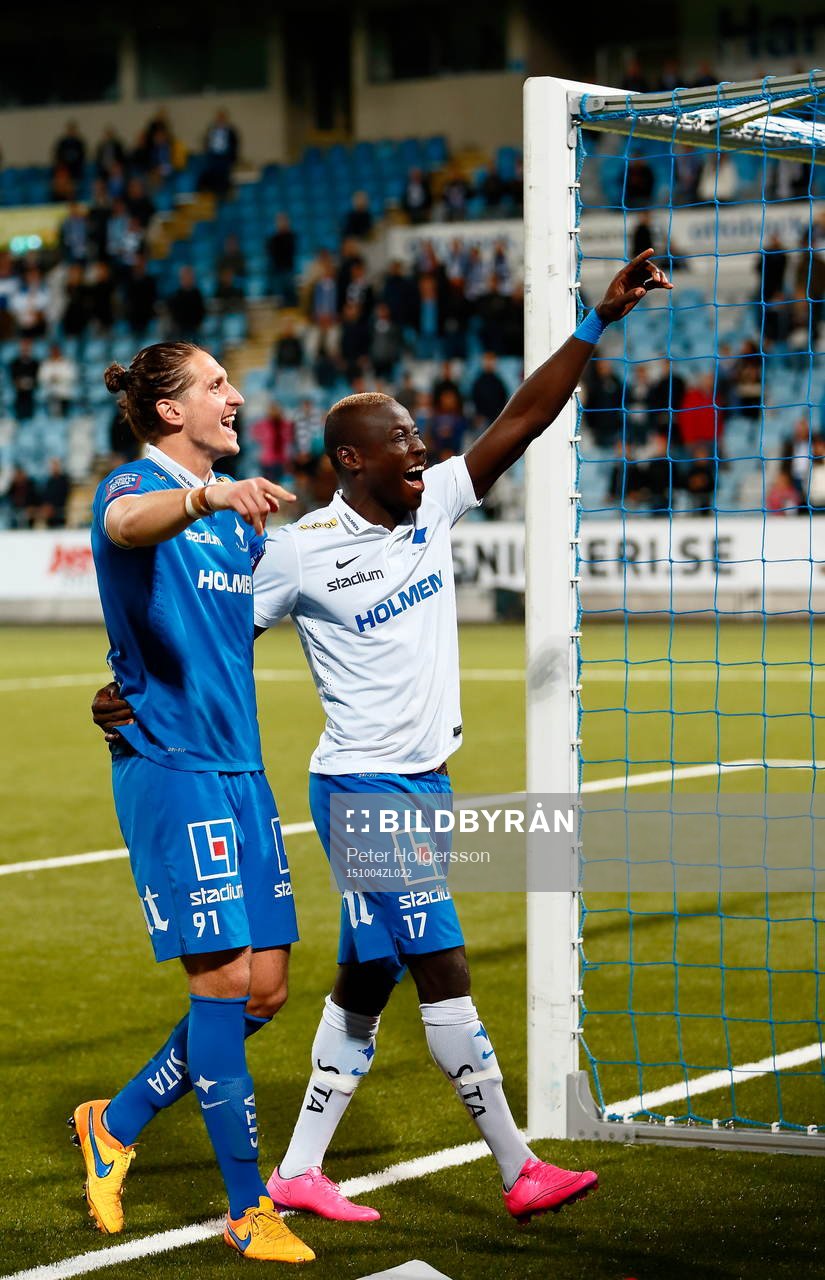 Norrköpings målvakt David Mitov Nilsson hjälper Alhaji