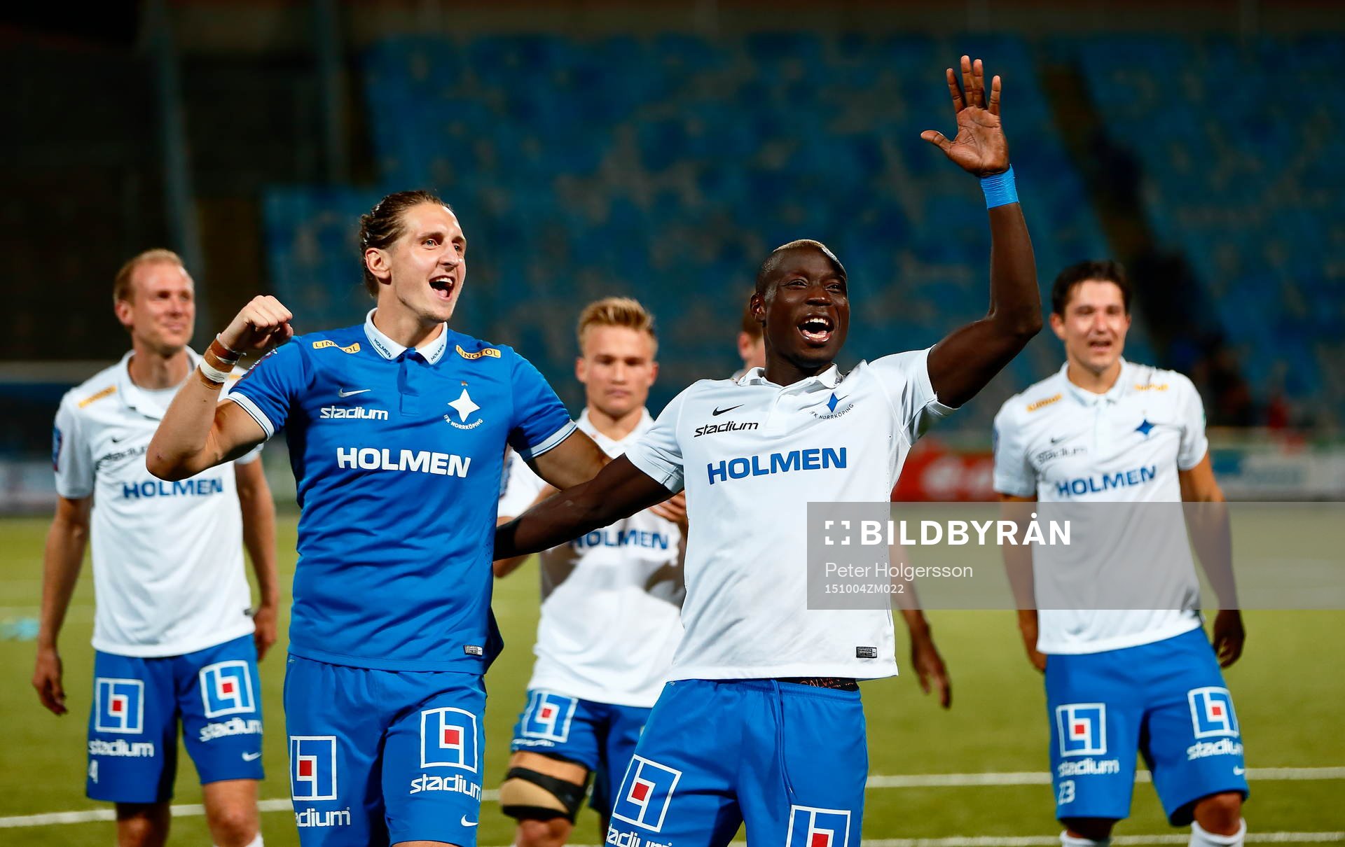 Norrköpings målvakt David Mitov Nilsson hjälper Alhaji