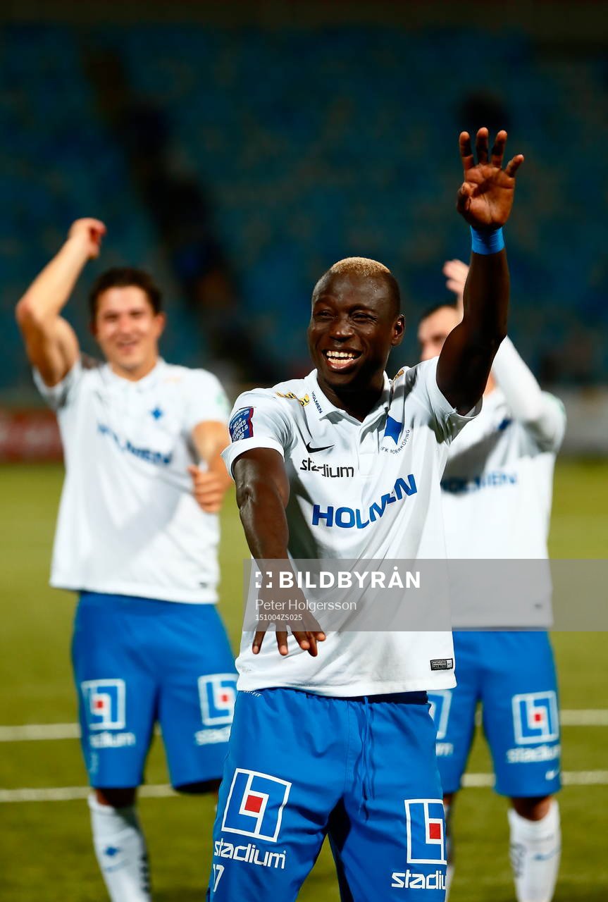 Norrköpings Alhaji Kamara sjunger med publiken